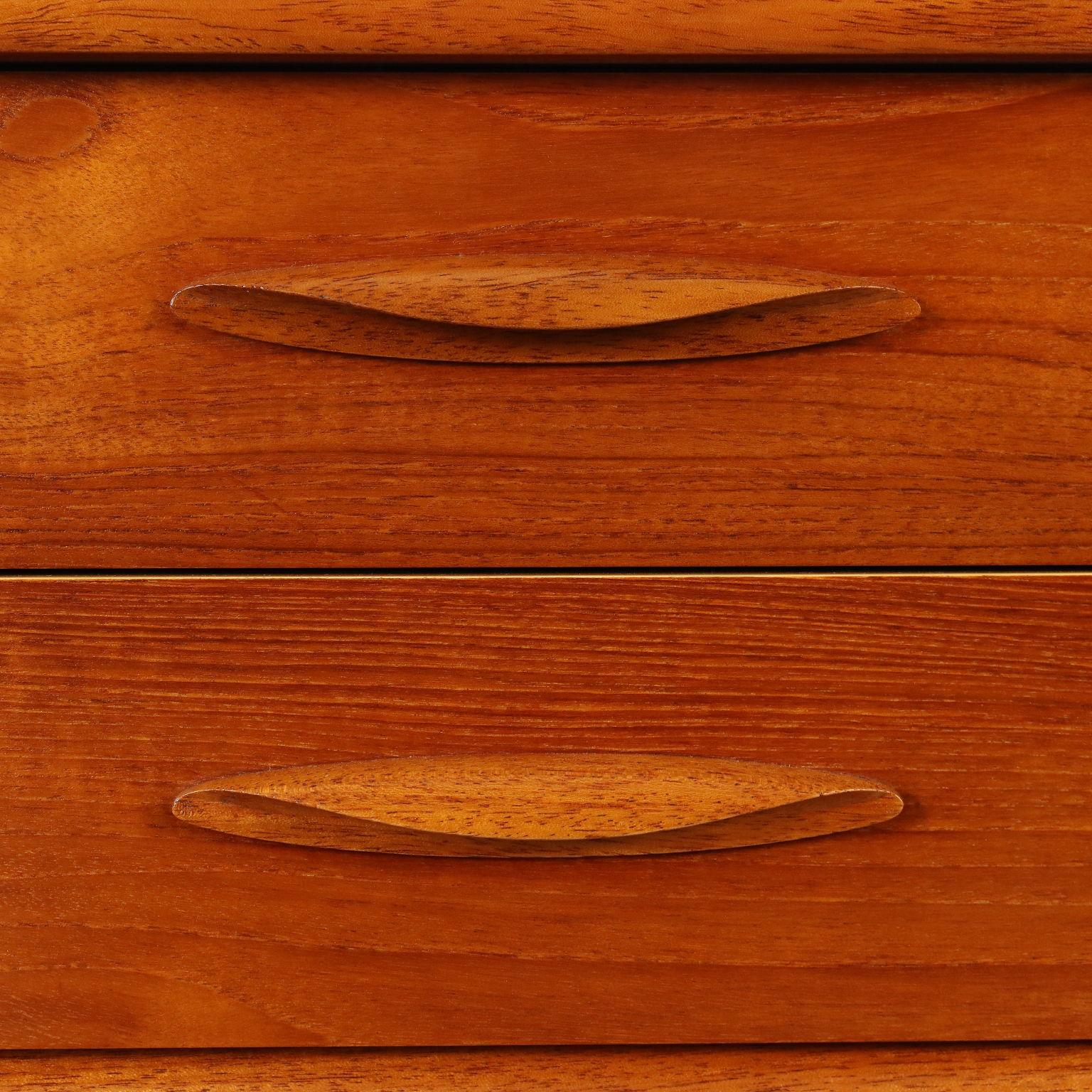 Vintage Chest of Drawers Teak Veneer England 1960s-1970s In Excellent Condition In Milano, IT