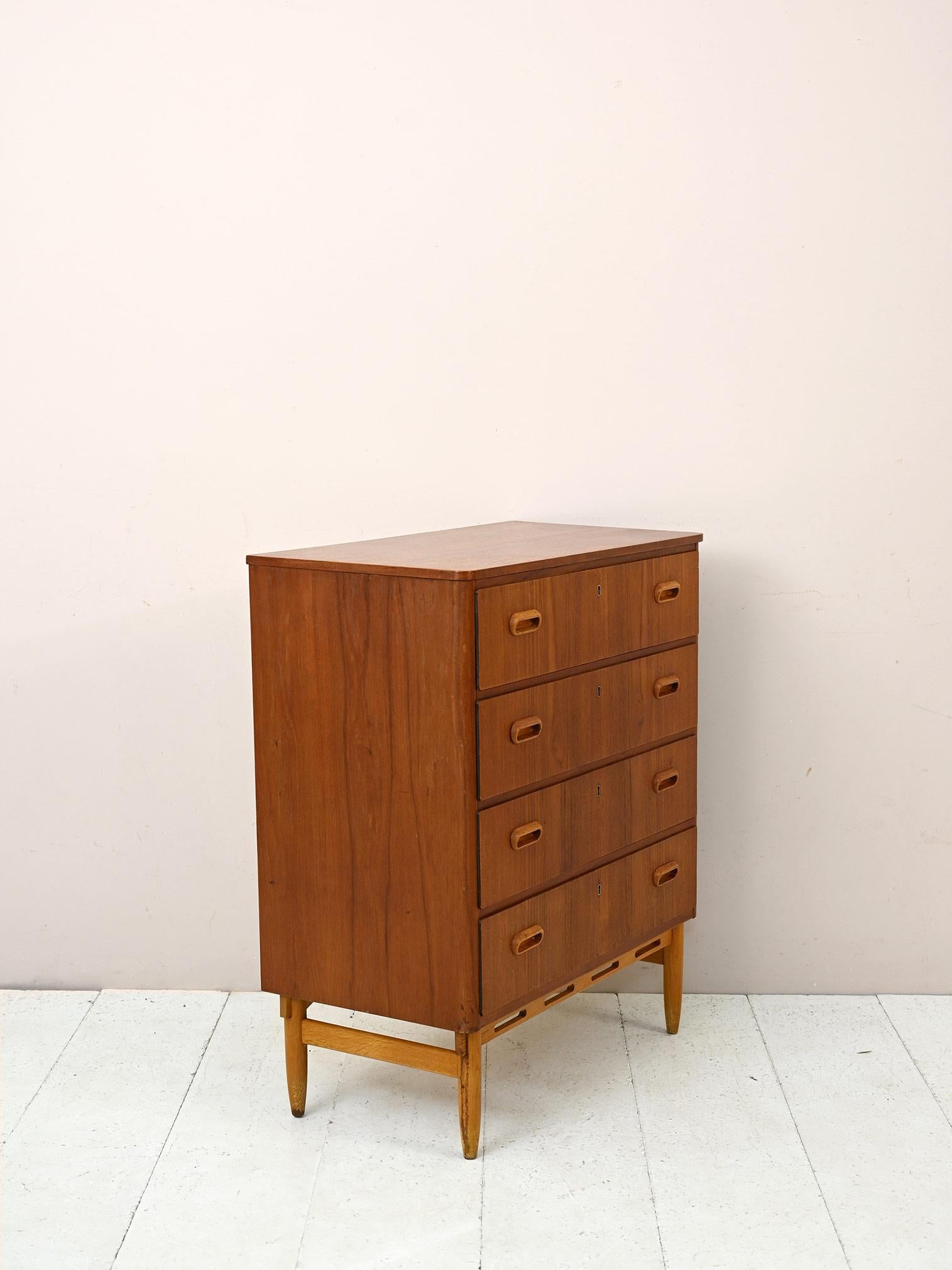 Scandinavian Modern Vintage Chest of Drawers with 4 Drawers