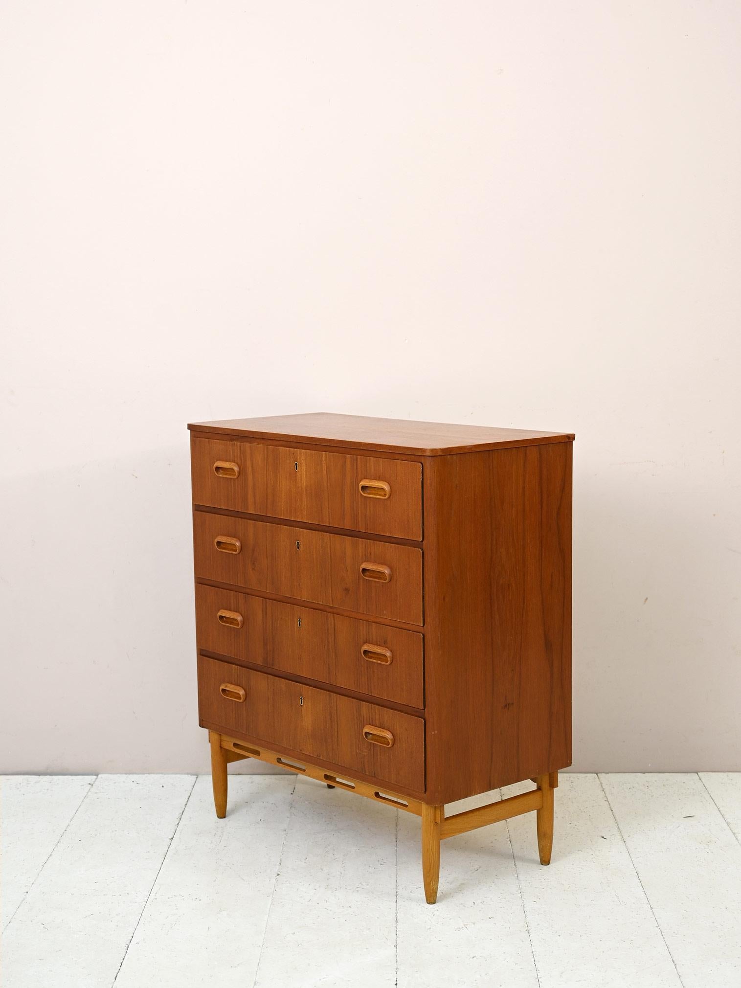 Scandinavian Vintage Chest of Drawers with 4 Drawers