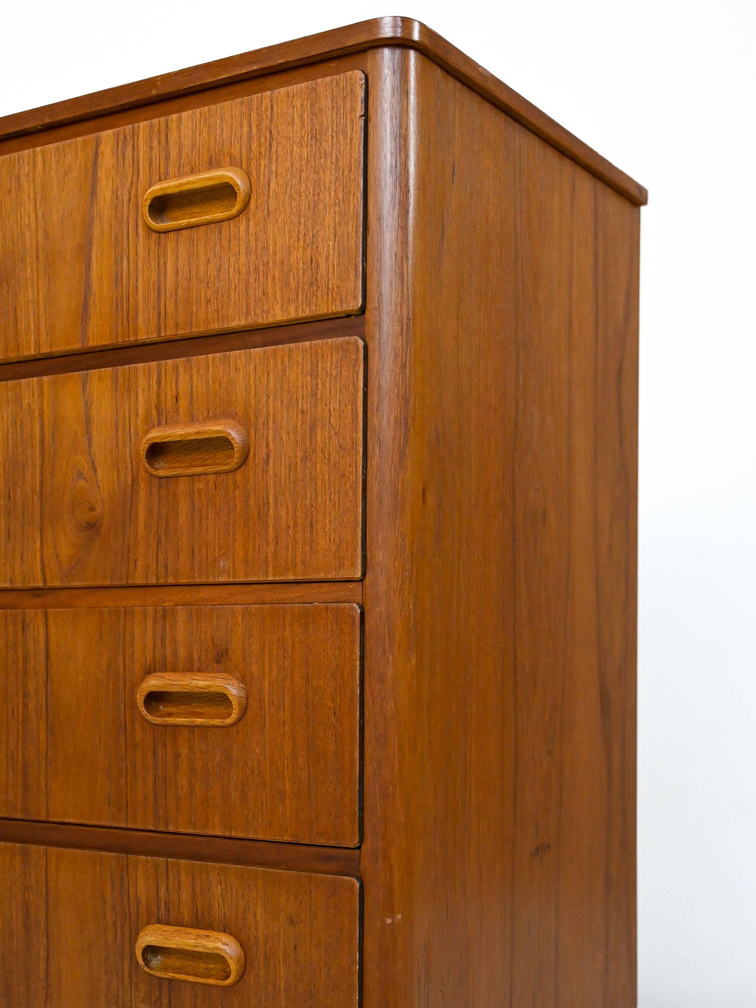 Mid-20th Century Vintage Chest of Drawers with 4 Drawers