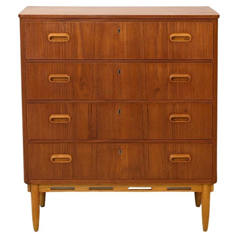Vintage Kommode mit 4 Schubladen im Angebot bei 1stDibs