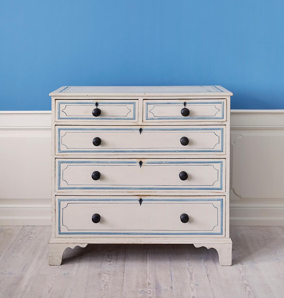 England, 19th Century

Chest of drawers with later paint and decoration.

H 101 x W 104 x D 51 cm