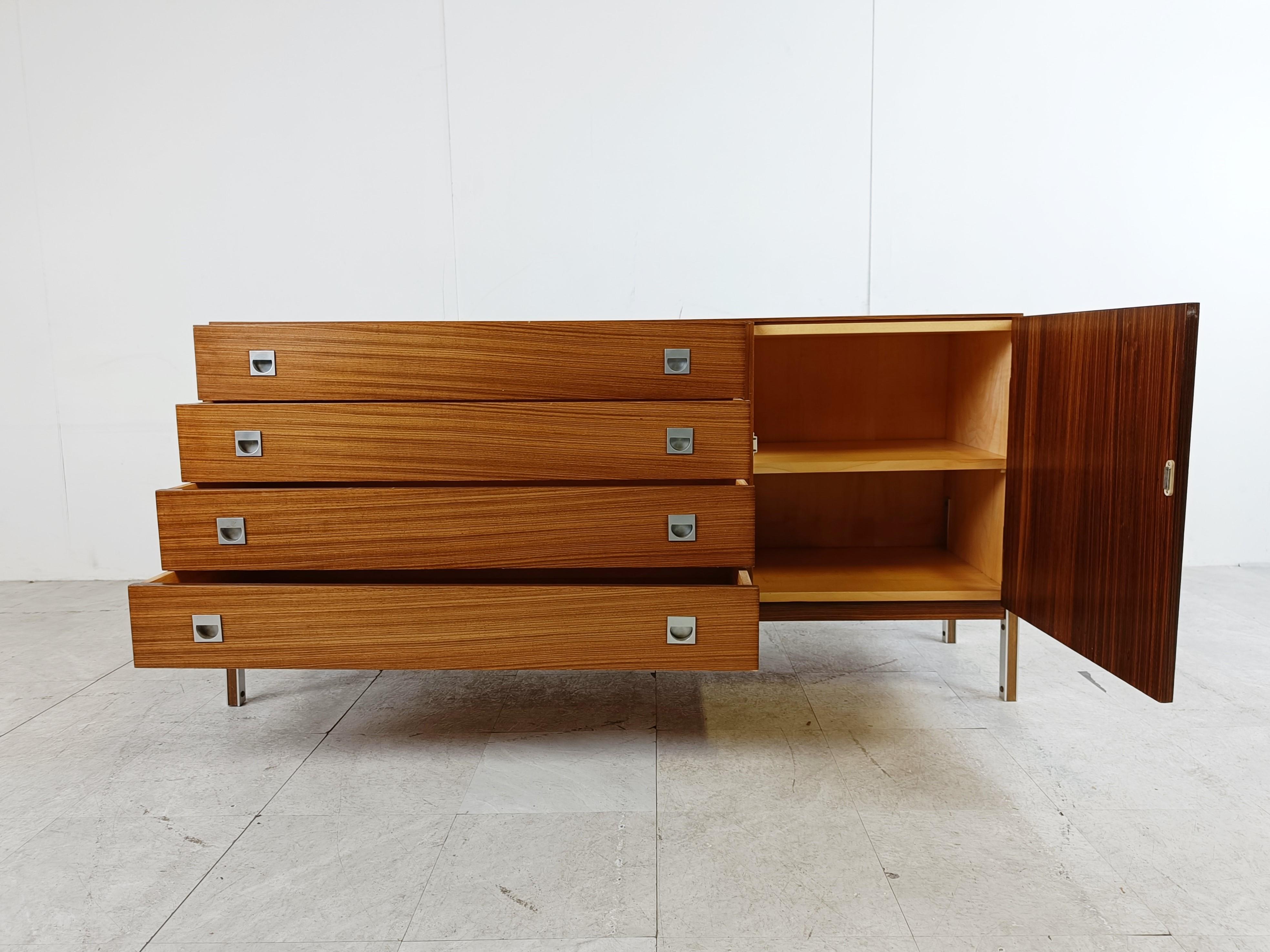 Midcentury wooden chest of drawers with a large round mirror.

Beautiful set for a hallway or bedroom.

Chromed metal legs.

1960s - Belgium

Dimensions:

Cabinet:
Lenght: 156cm/61.41
