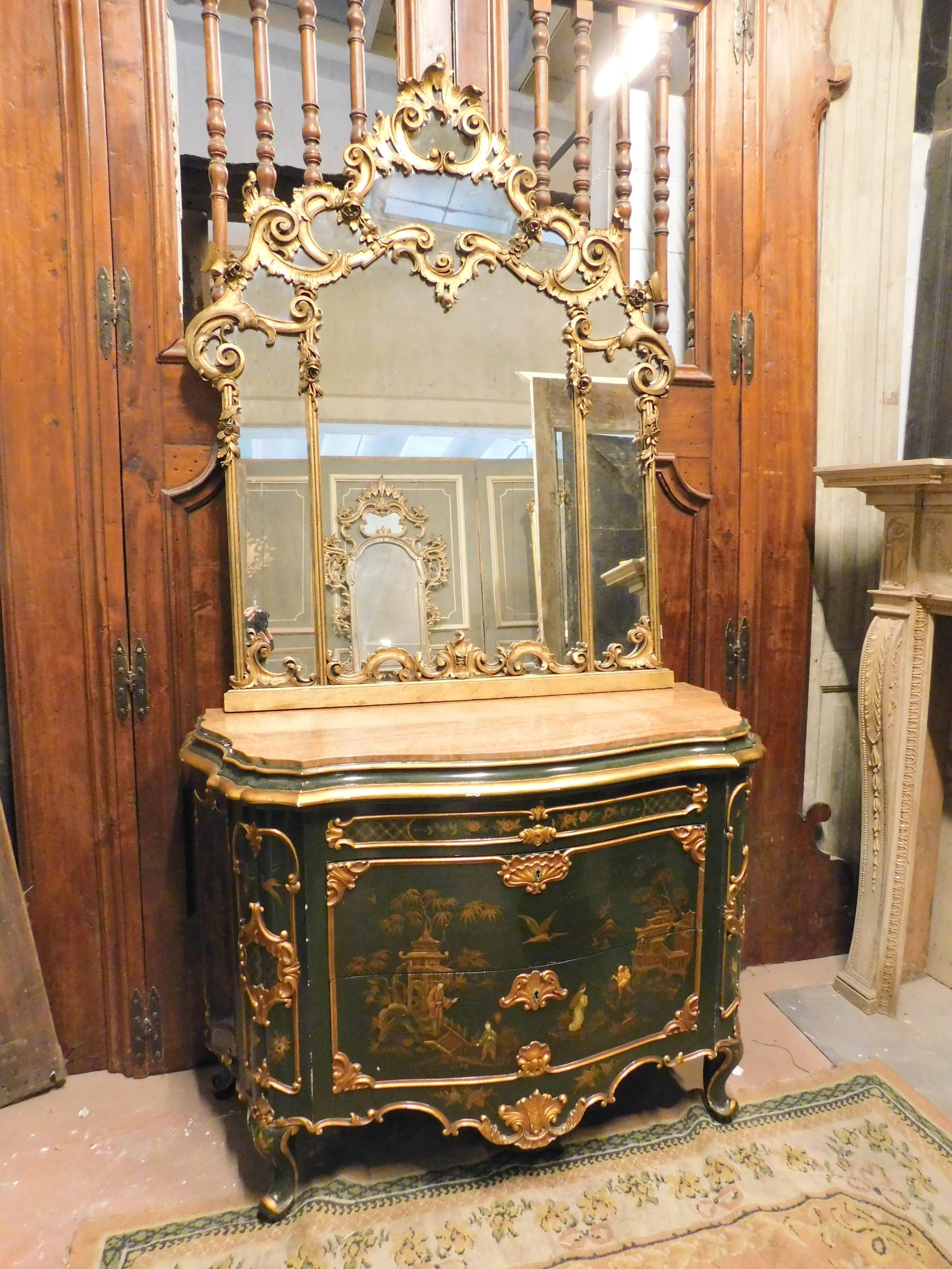 vintage dresser, old chest of drawers complete with wavy and gilded mirror, gilded base decorated with painted chinoiserie, built in the mid-20th century in Italy.
Chest of drawers measures w 125 x h 90 x d 55 cm, mirror measures w 125 x h 143 cm.
​