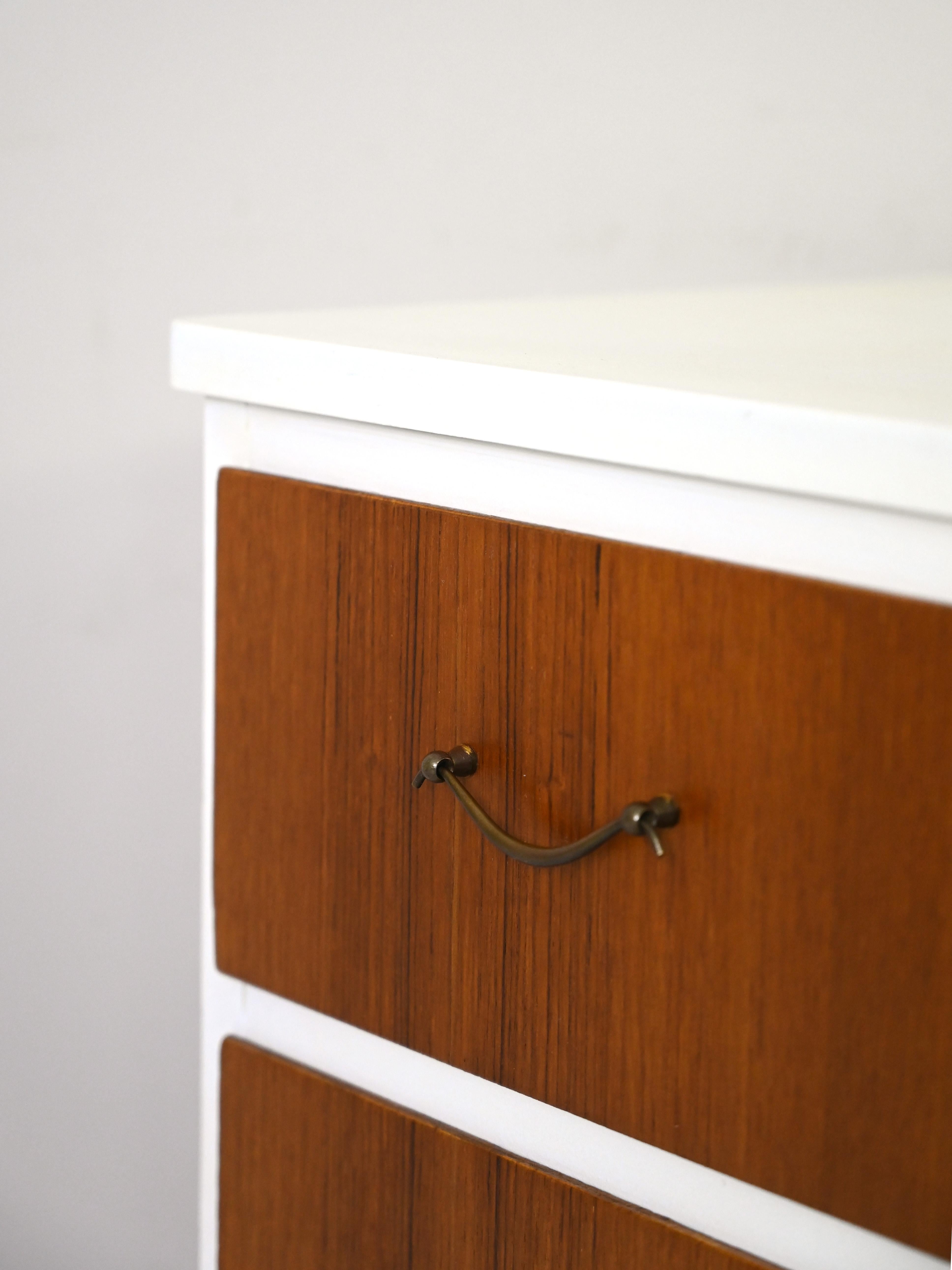 Vintage chest of drawers with white frame In Good Condition For Sale In Brescia, IT