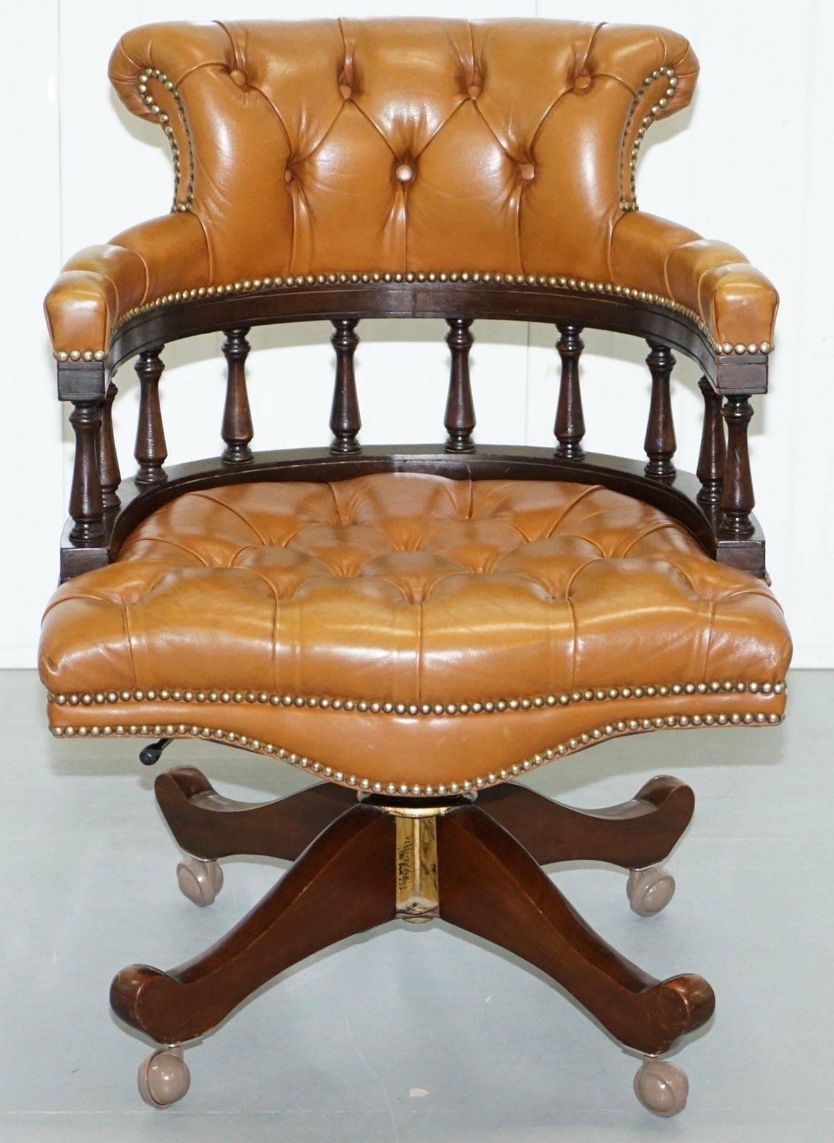 We are delighted to offer for sale this lovely vintage original Chesterfield aged brown leather captain’s chair

The chair was made by the Original Chesterfield Company in 1970s, the frame is oak and beech wood, the leather is fully aniline
