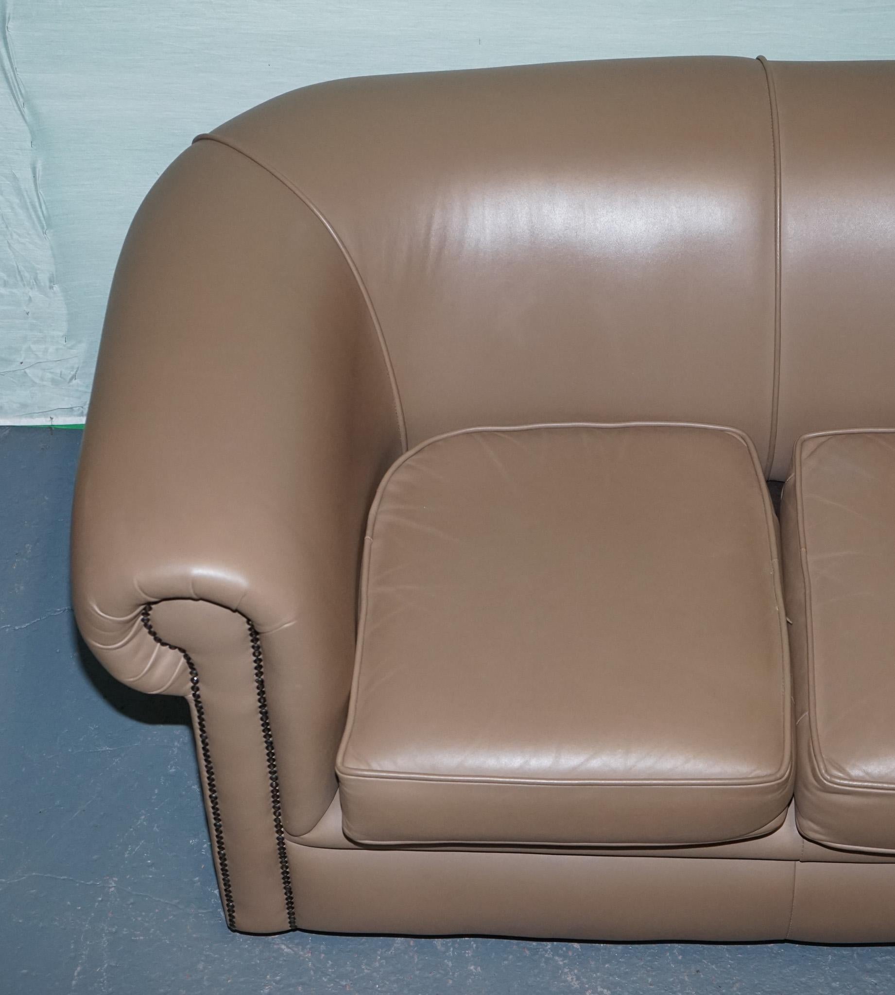 VINTAGE CHESTERFIELD ANDREW MUiRHEAD TAN LEATHER TUB TWO SEATER SOFA STUD DETAIL en vente 3