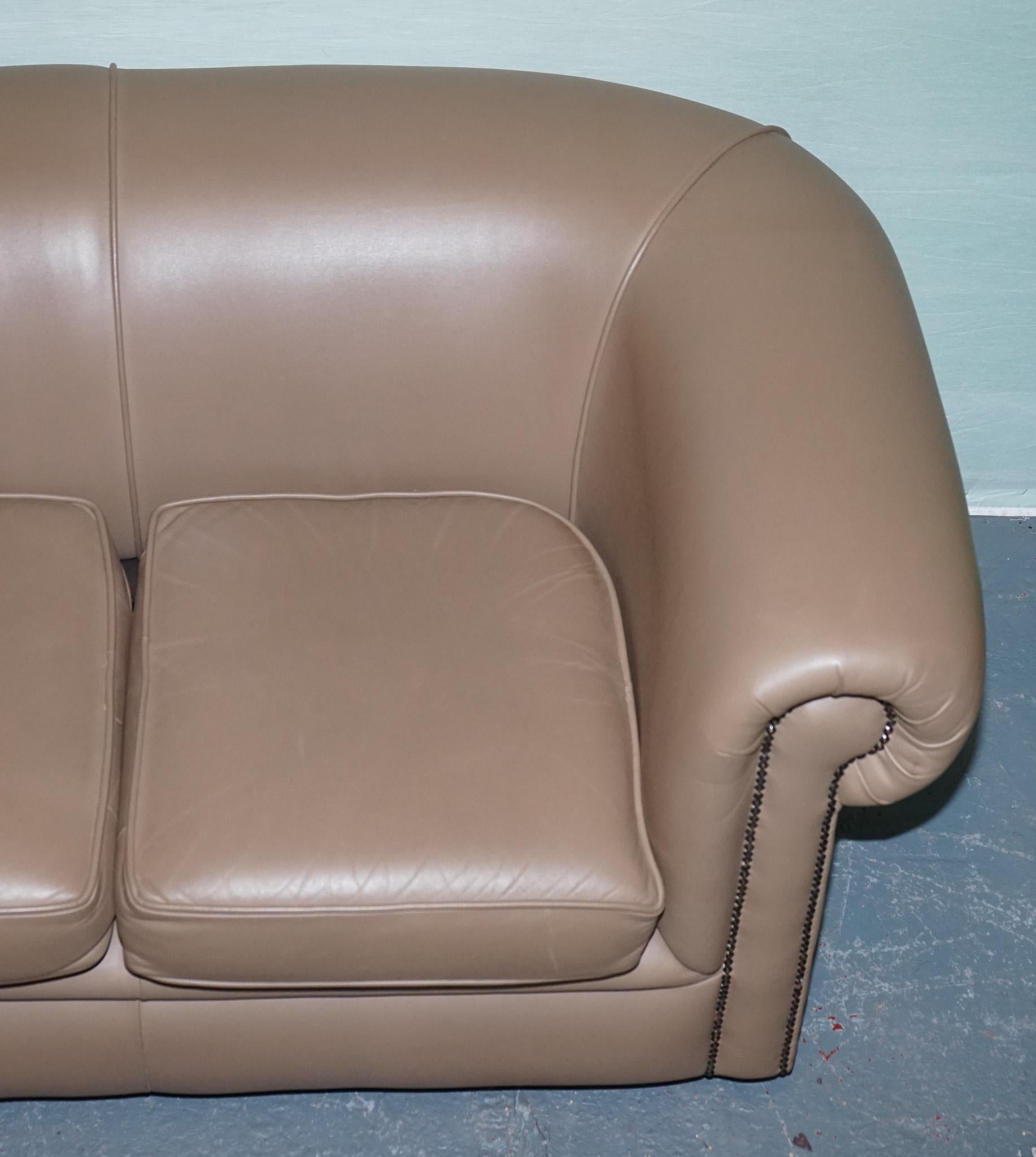 VINTAGE CHESTERFIELD ANDREW MUiRHEAD TAN LEATHER TUB TWO SEATER SOFA STUD DETAIL en vente 4