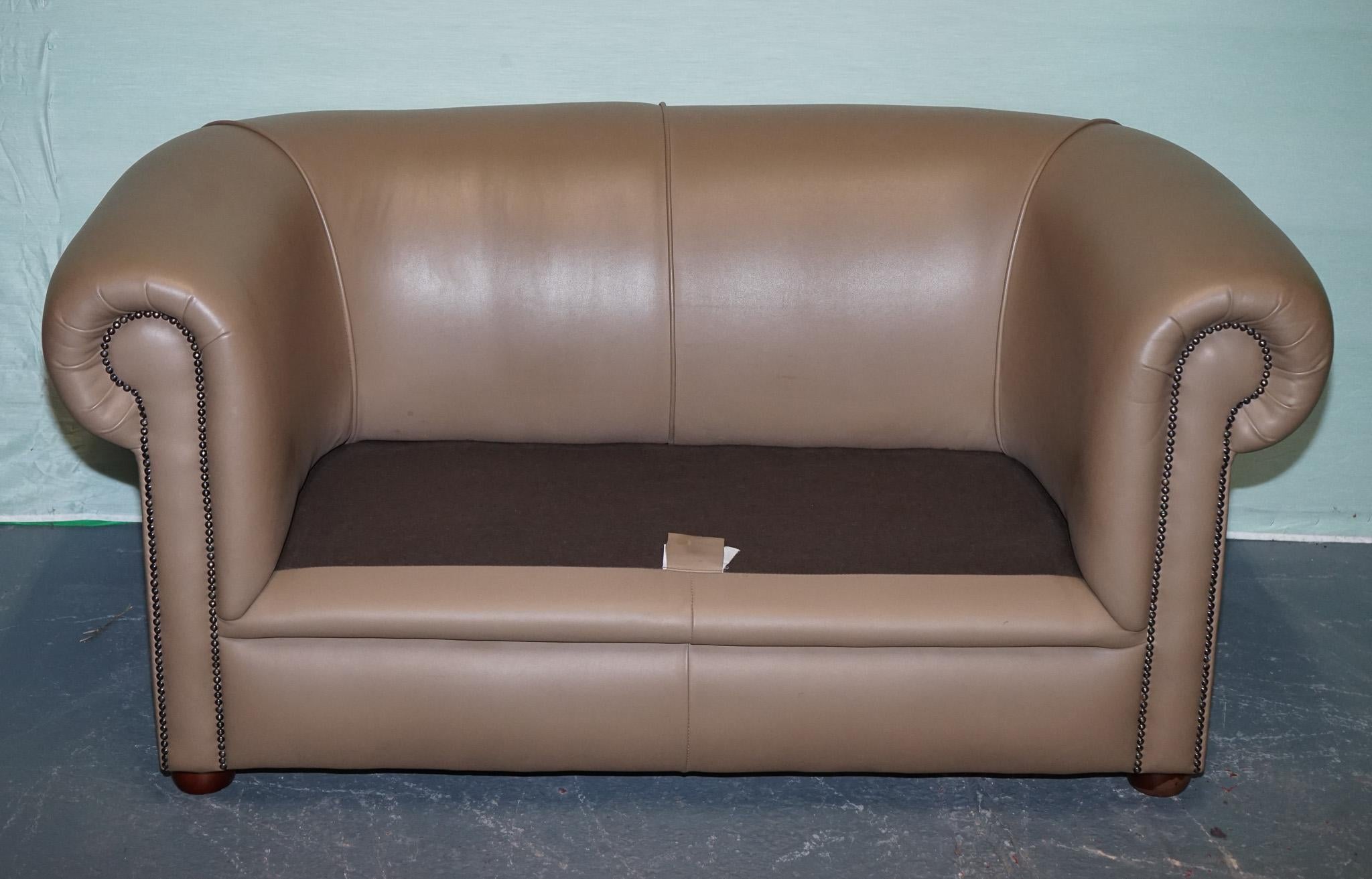 VINTAGE CHESTERFIELD ANDREW MUiRHEAD TAN LEATHER TUB TWO SEATER SOFA STUD DETAIL en vente 5