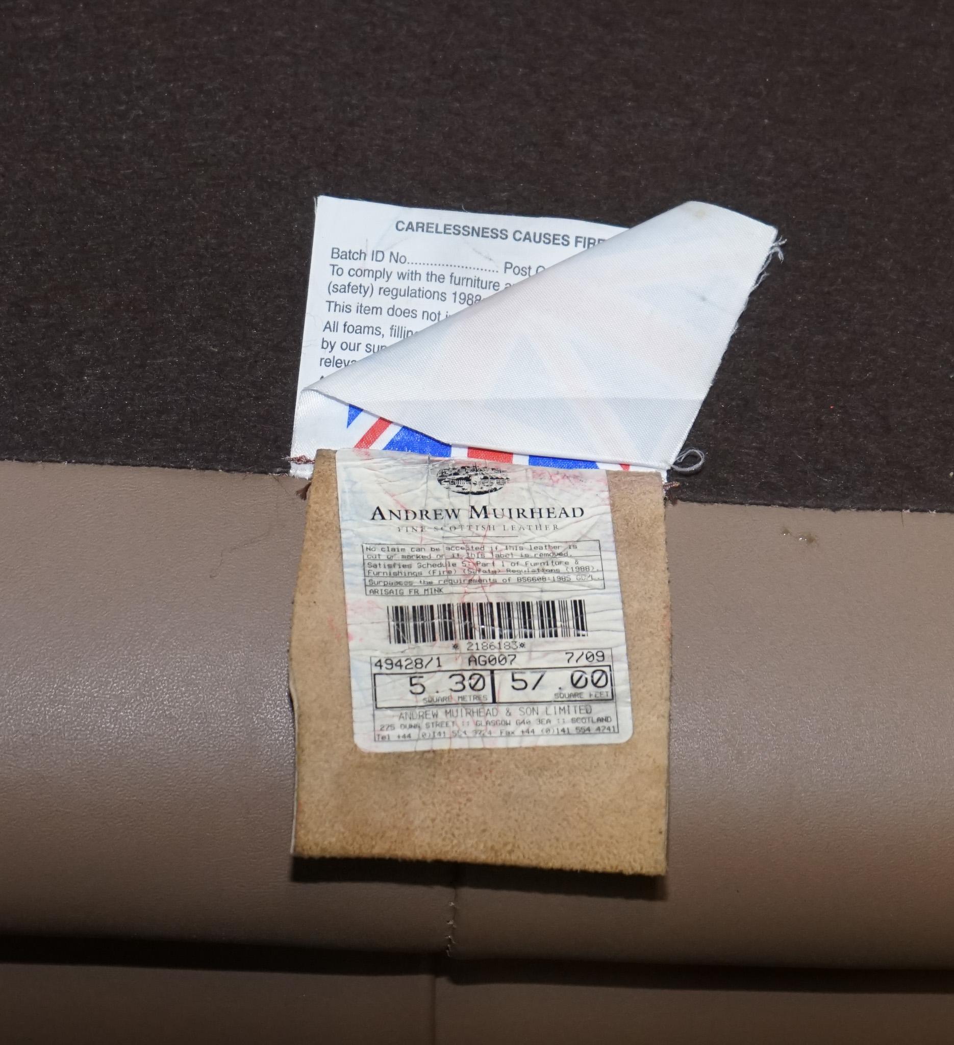 VINTAGE CHESTERFIELD ANDREW MUiRHEAD TAN LEATHER TUB TWO SEATER SOFA STUD DETAIL en vente 6