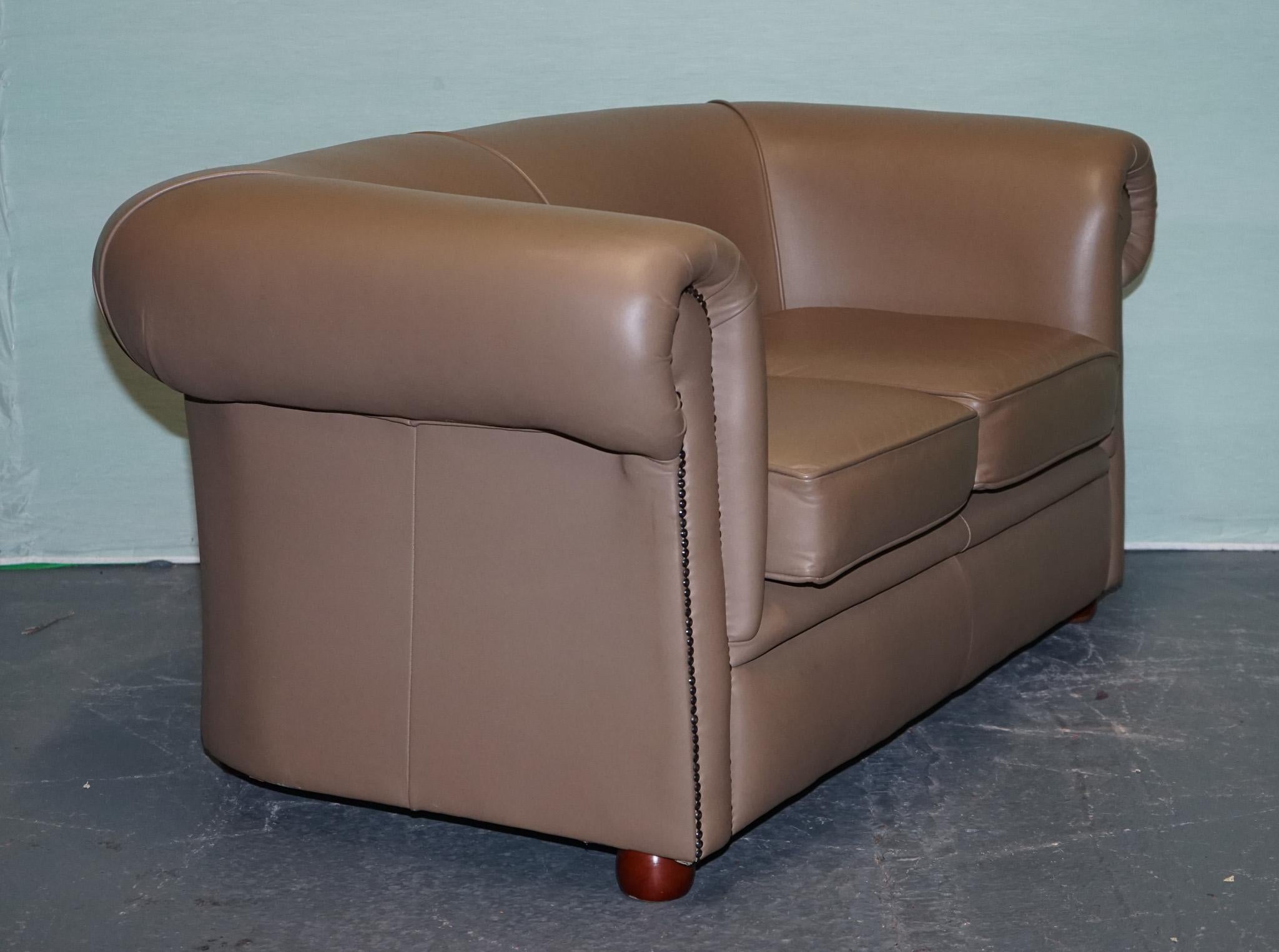 VINTAGE CHESTERFIELD ANDREW MUiRHEAD TAN LEATHER TUB TWO SEATER SOFA STUD DETAIL en vente 7