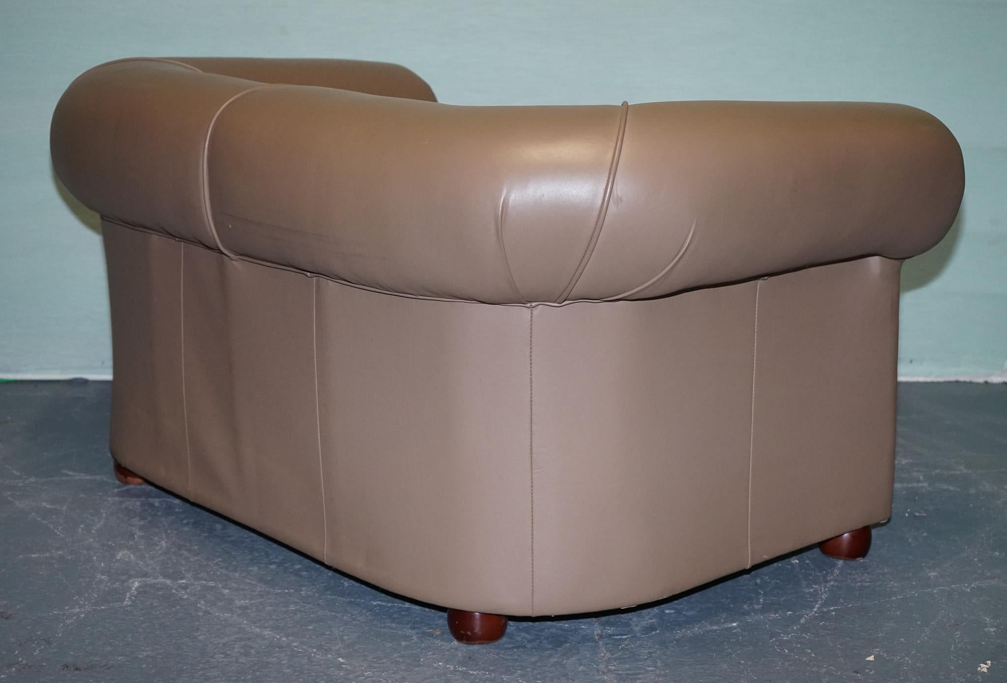 VINTAGE CHESTERFIELD ANDREW MUiRHEAD TAN LEATHER TUB TWO SEATER SOFA STUD DETAIL en vente 8