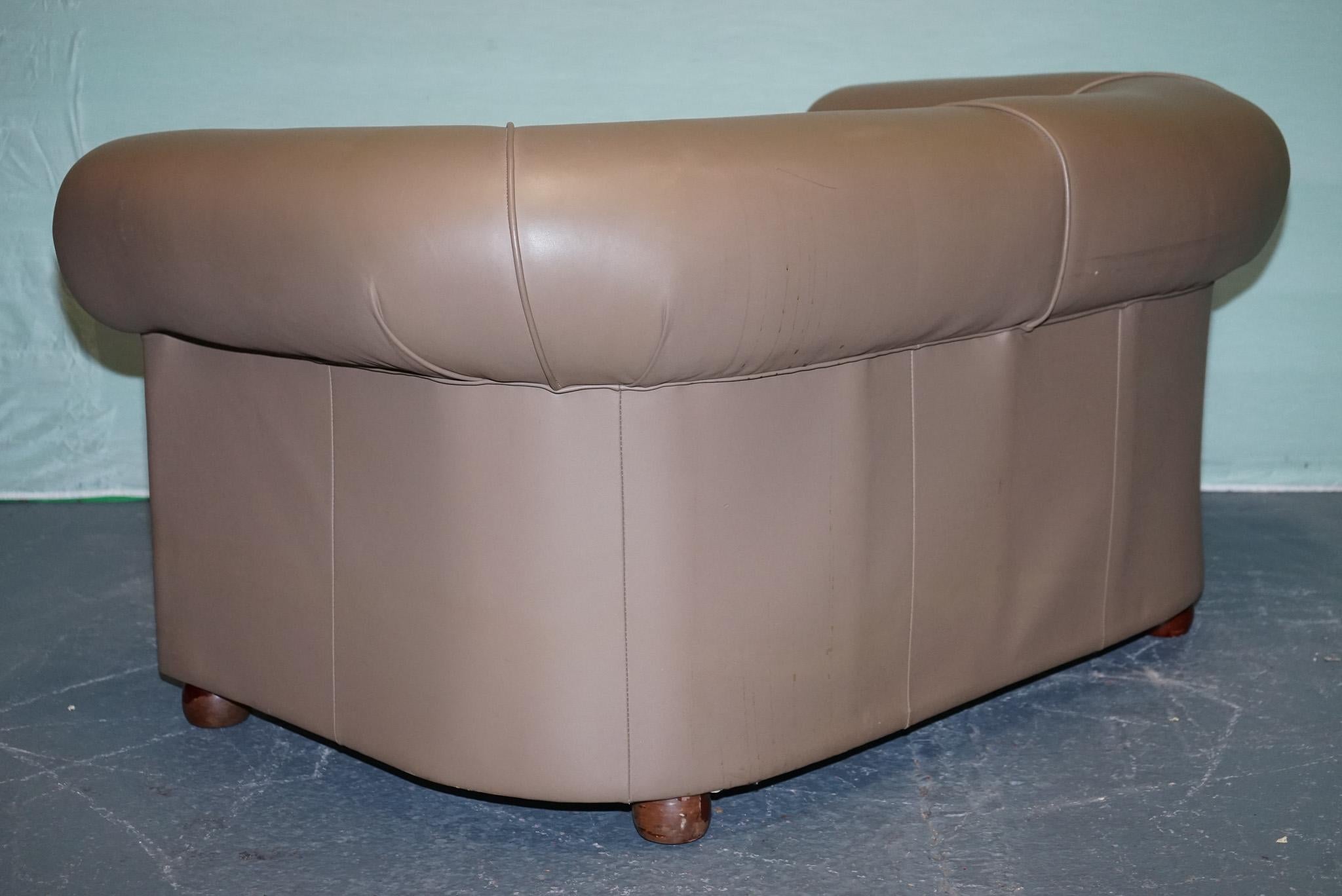 VINTAGE CHESTERFIELD ANDREW MUiRHEAD TAN LEATHER TUB TWO SEATER SOFA STUD DETAIL en vente 9