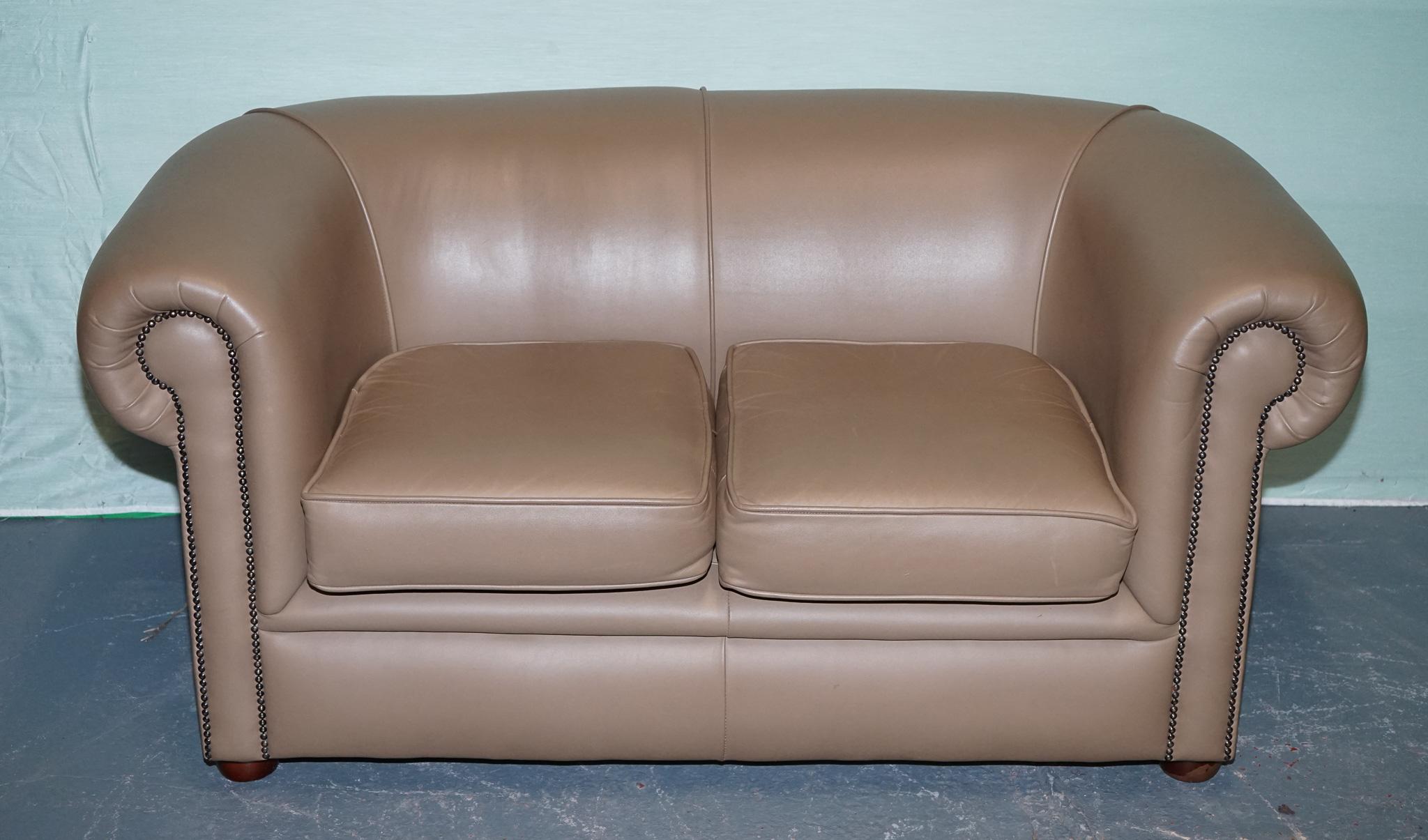 Britannique VINTAGE CHESTERFIELD ANDREW MUiRHEAD TAN LEATHER TUB TWO SEATER SOFA STUD DETAIL en vente