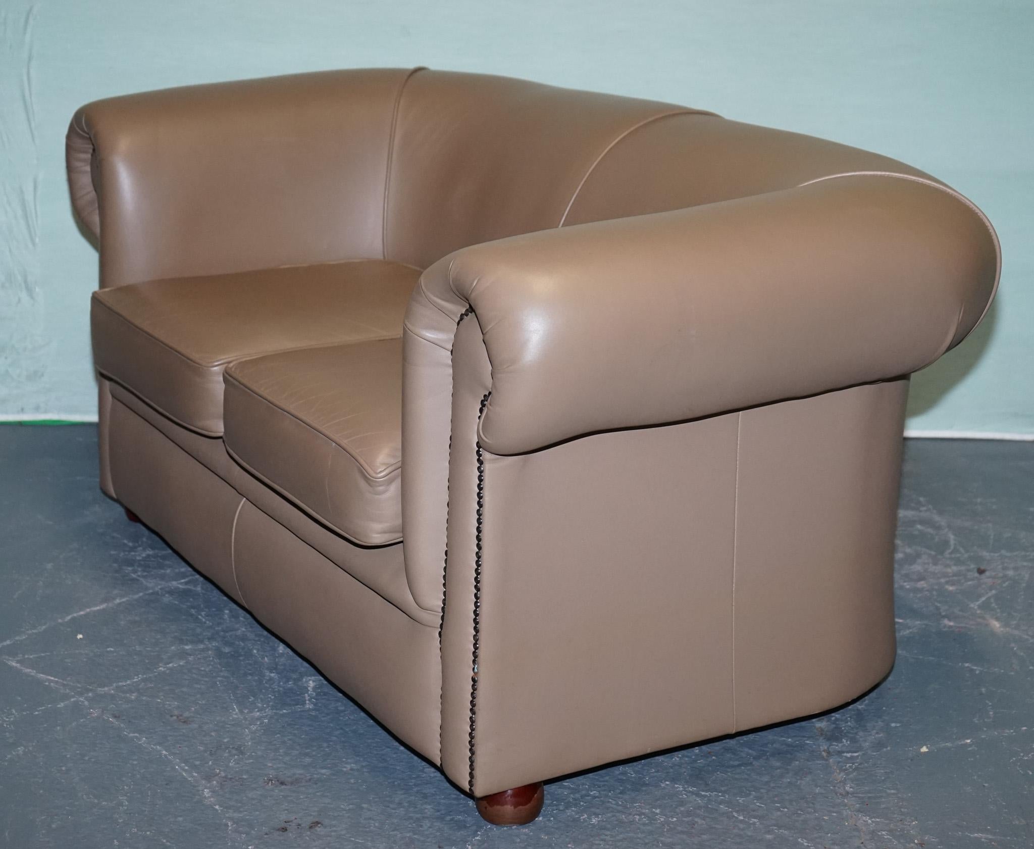 Fait main VINTAGE CHESTERFIELD ANDREW MUiRHEAD TAN LEATHER TUB TWO SEATER SOFA STUD DETAIL en vente