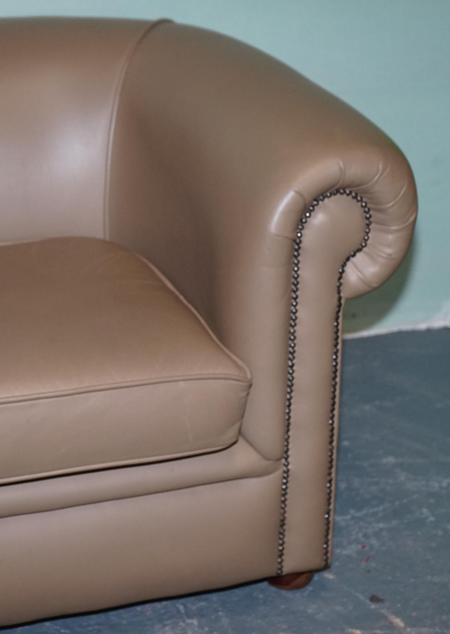 20ième siècle VINTAGE CHESTERFIELD ANDREW MUiRHEAD TAN LEATHER TUB TWO SEATER SOFA STUD DETAIL en vente