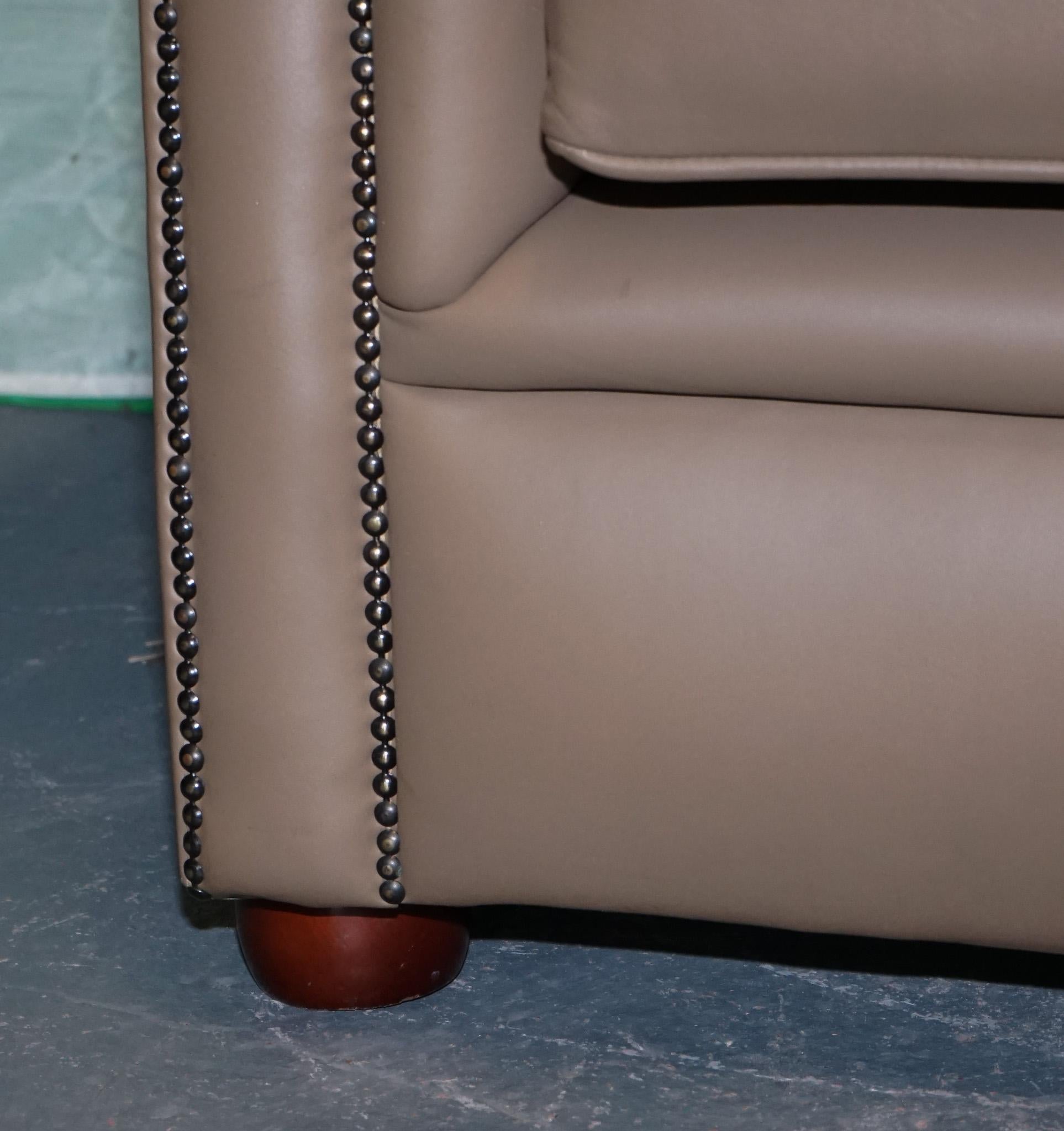 Cuir VINTAGE CHESTERFIELD ANDREW MUiRHEAD TAN LEATHER TUB TWO SEATER SOFA STUD DETAIL en vente