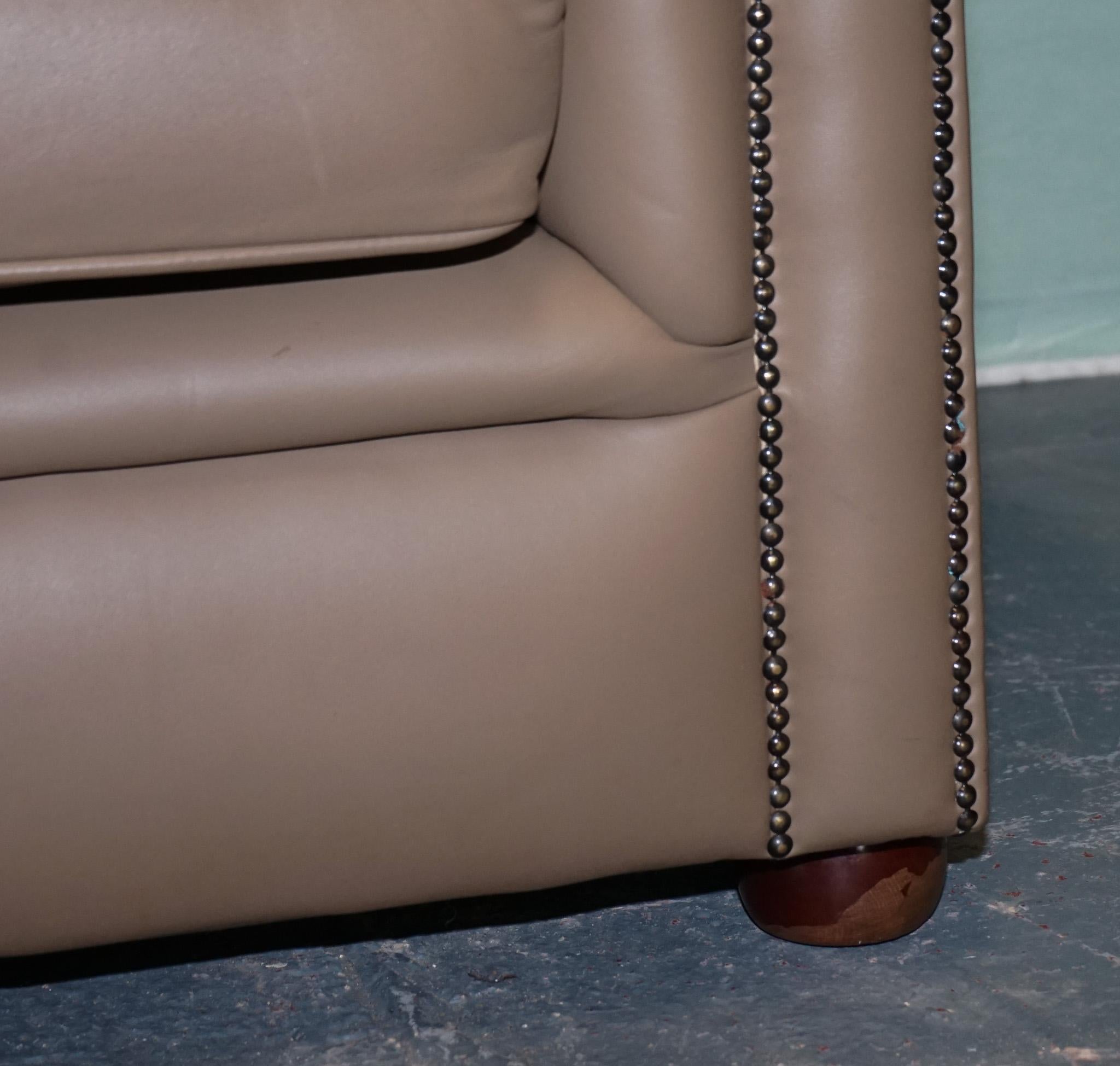 VINTAGE CHESTERFIELD ANDREW MUiRHEAD TAN LEATHER TUB TWO SEATER SOFA STUD DETAIL en vente 1