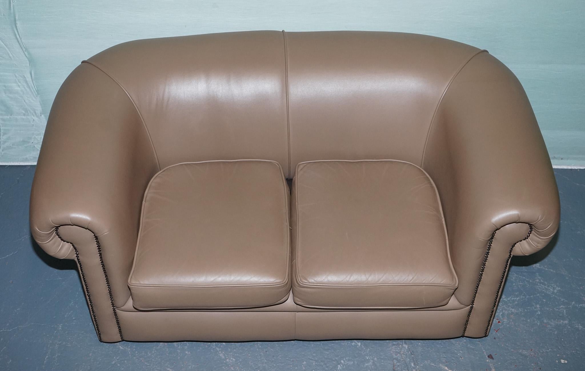VINTAGE CHESTERFIELD ANDREW MUiRHEAD TAN LEATHER TUB TWO SEATER SOFA STUD DETAIL en vente 2