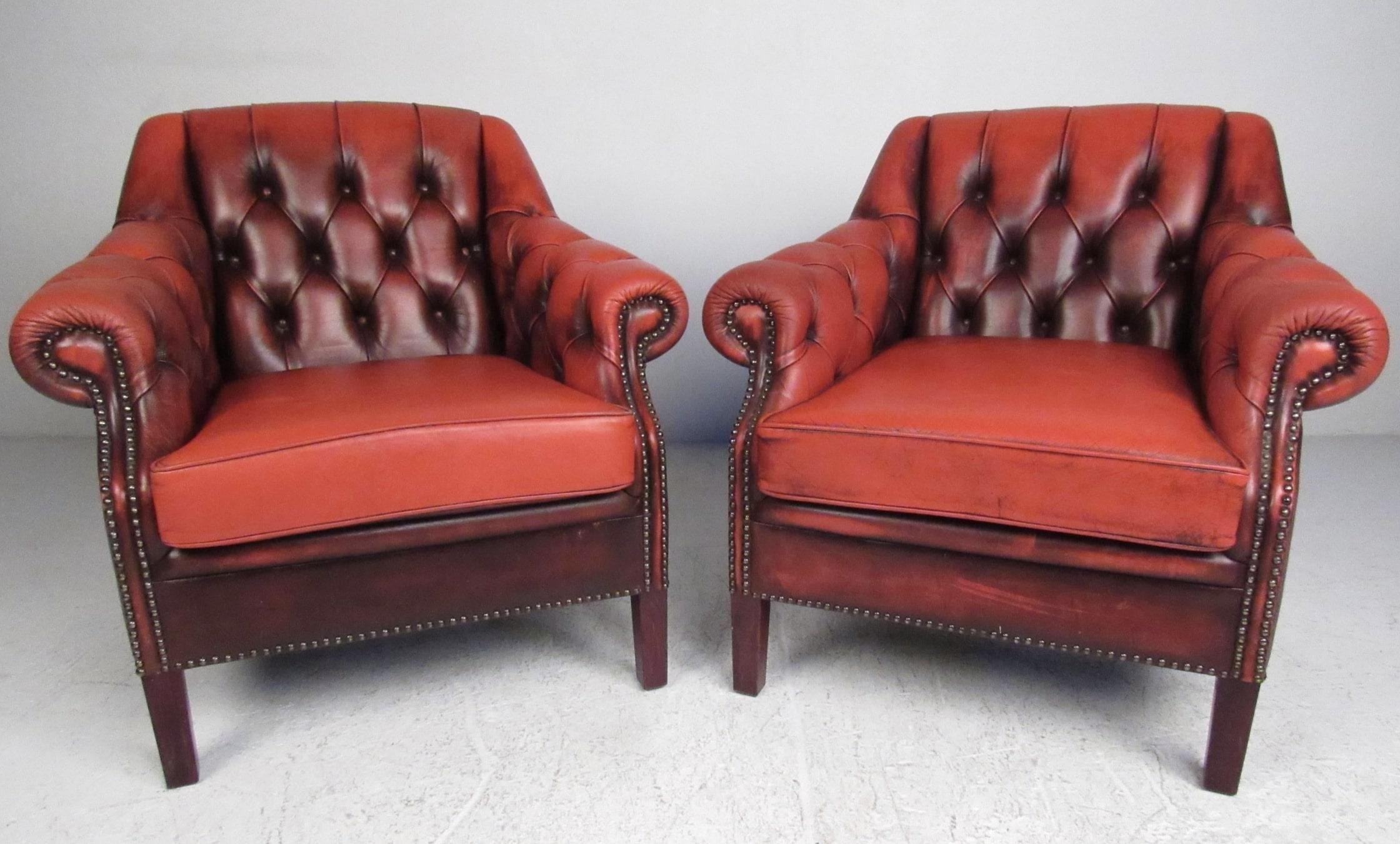 Coppia di grandi poltrone Chesterfield in pelle patinata d'epoca con finiture con chiodi a vista. Le sedie sono rivestite in pelle fino allo schienale, con braccioli e gambe in legno.
Si prega di confermare la posizione NY o NJ