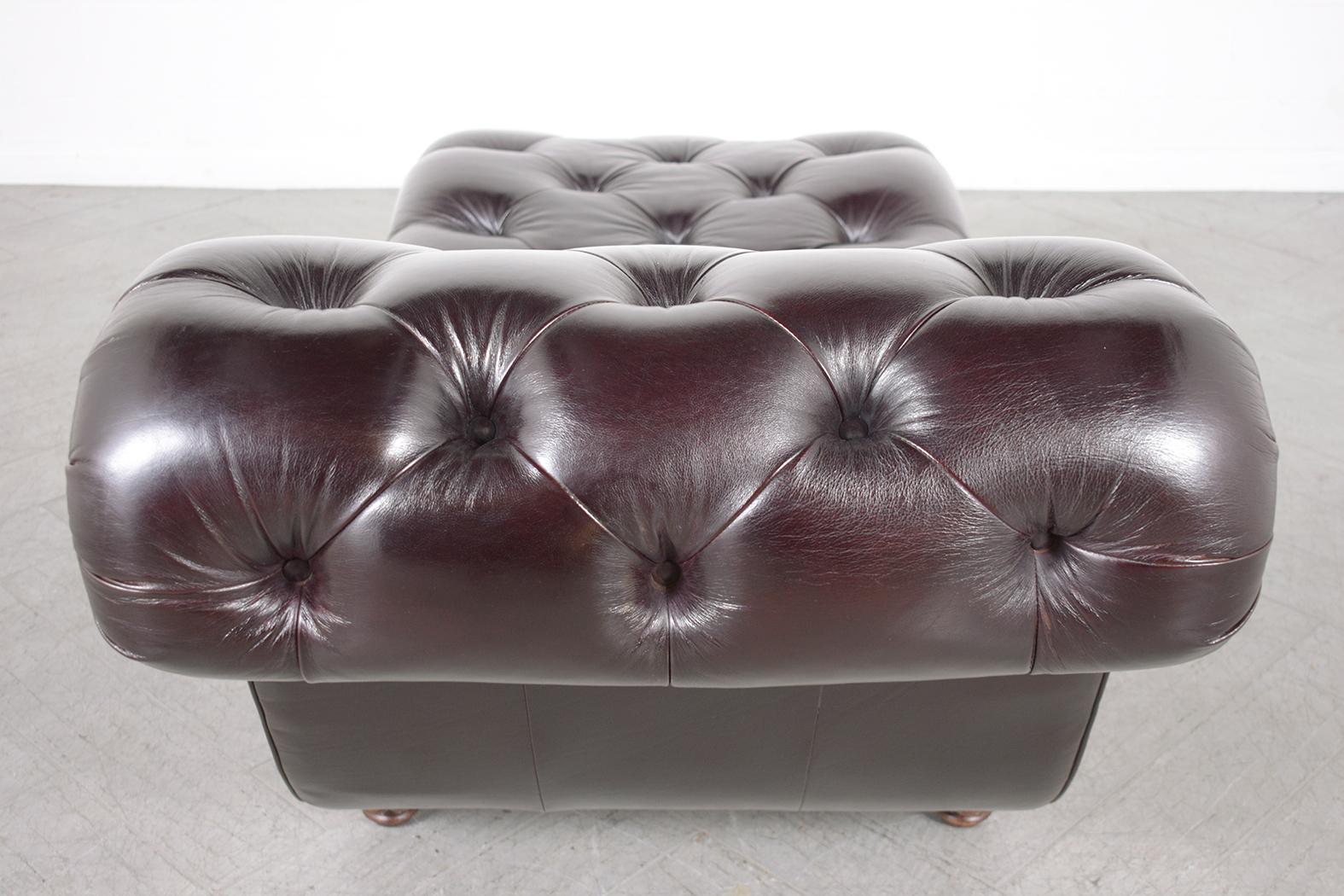 Classic Elegance: 1980s Chesterfield Chaise Lounge in Dual-Tone Leather For Sale 4