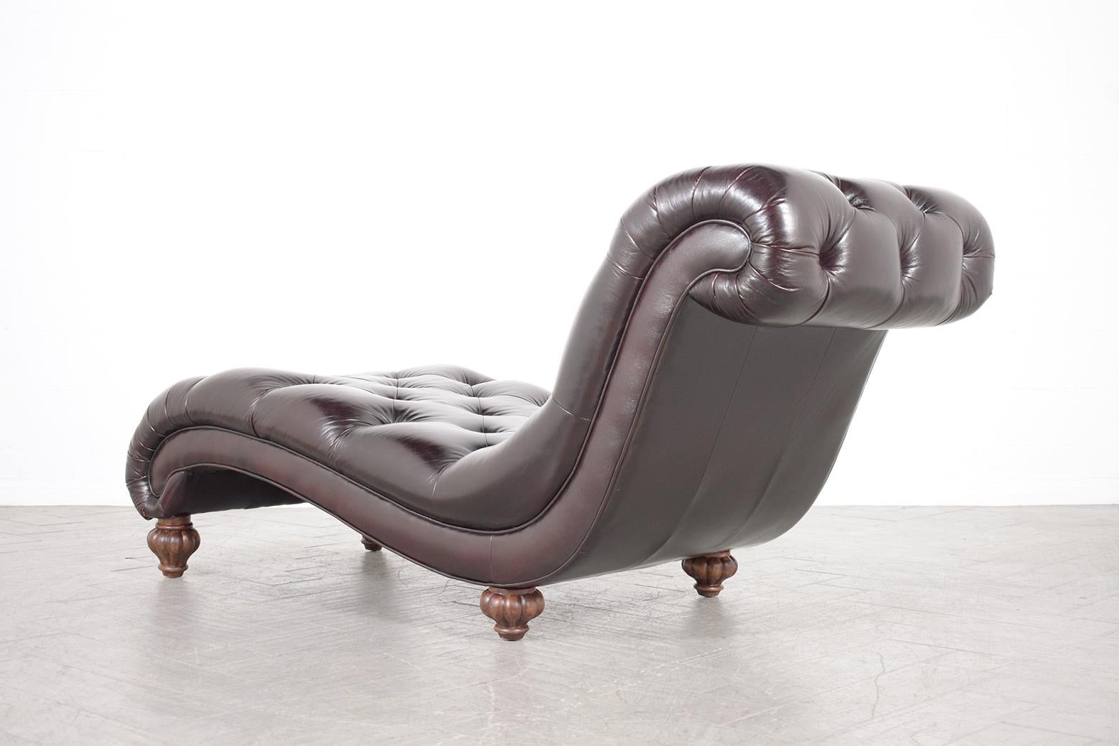 Classic Elegance: 1980s Chesterfield Chaise Lounge in Dual-Tone Leather For Sale 5