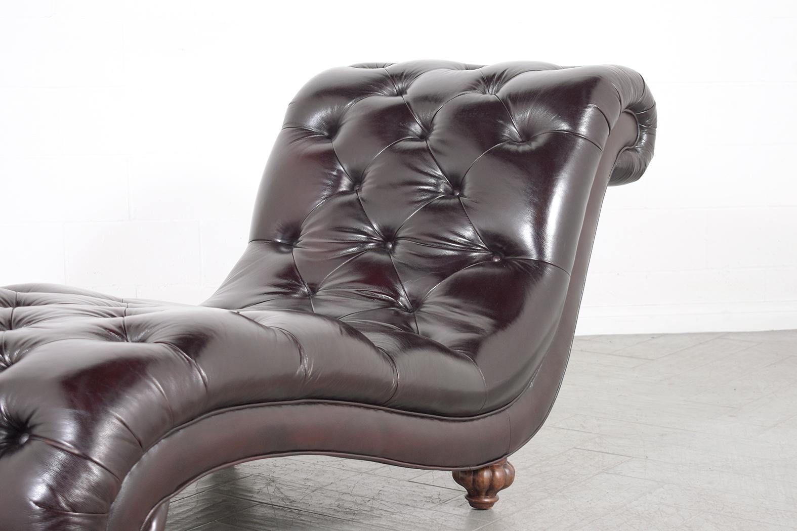 Classic Elegance: 1980s Chesterfield Chaise Lounge in Dual-Tone Leather In Good Condition For Sale In Los Angeles, CA