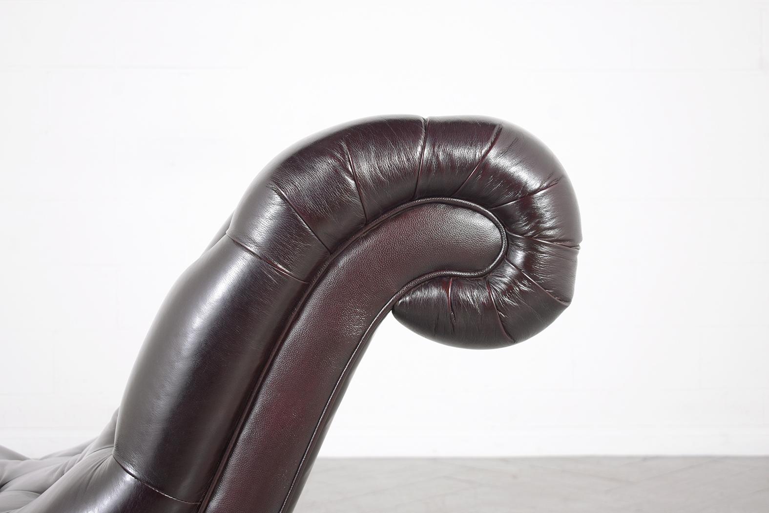 Classic Elegance: 1980s Chesterfield Chaise Lounge in Dual-Tone Leather For Sale 2