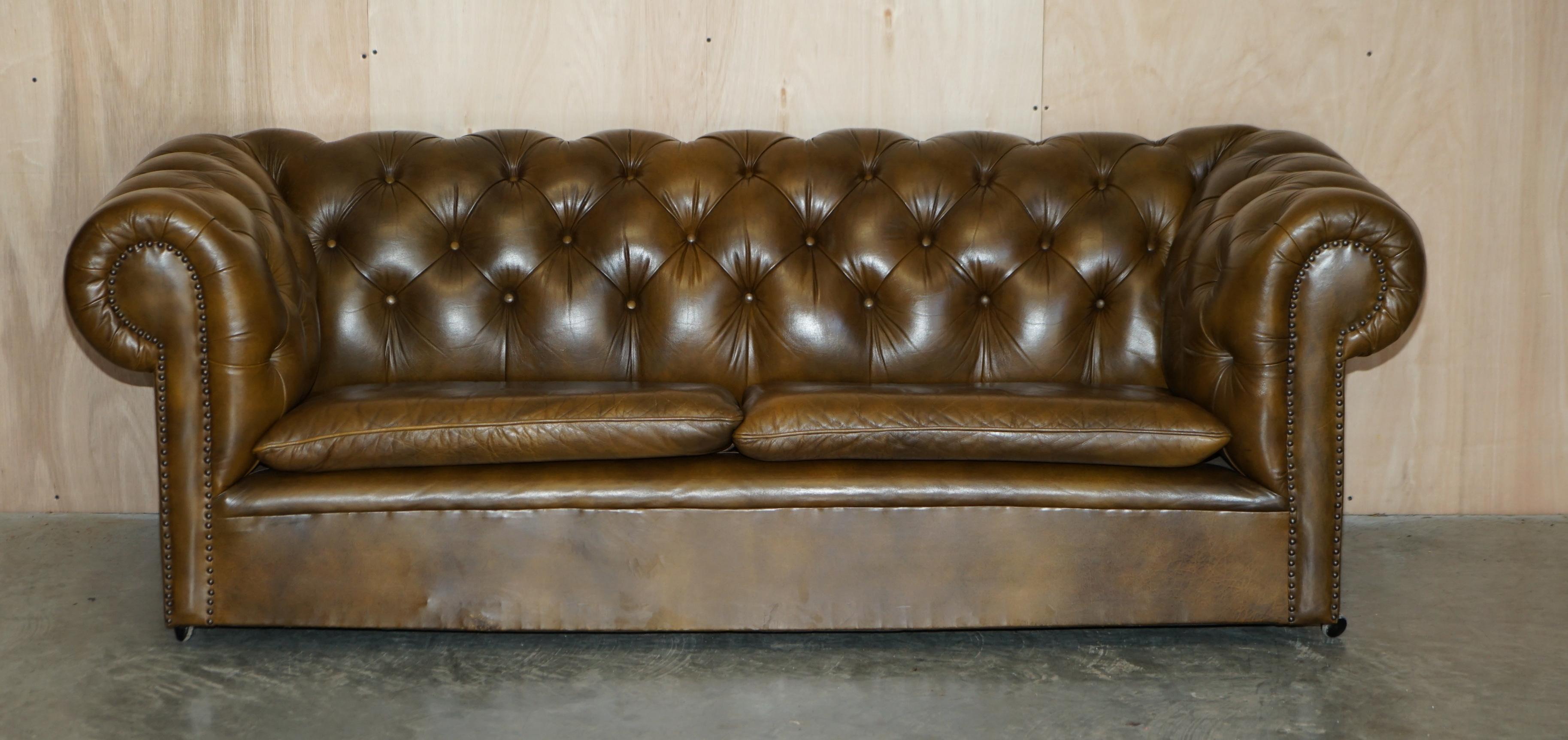 Vintage Chesterfield Club Sofá de 3 Piezas y Pareja de Sillones Suite Cuero Verde Moderno de mediados de siglo en venta