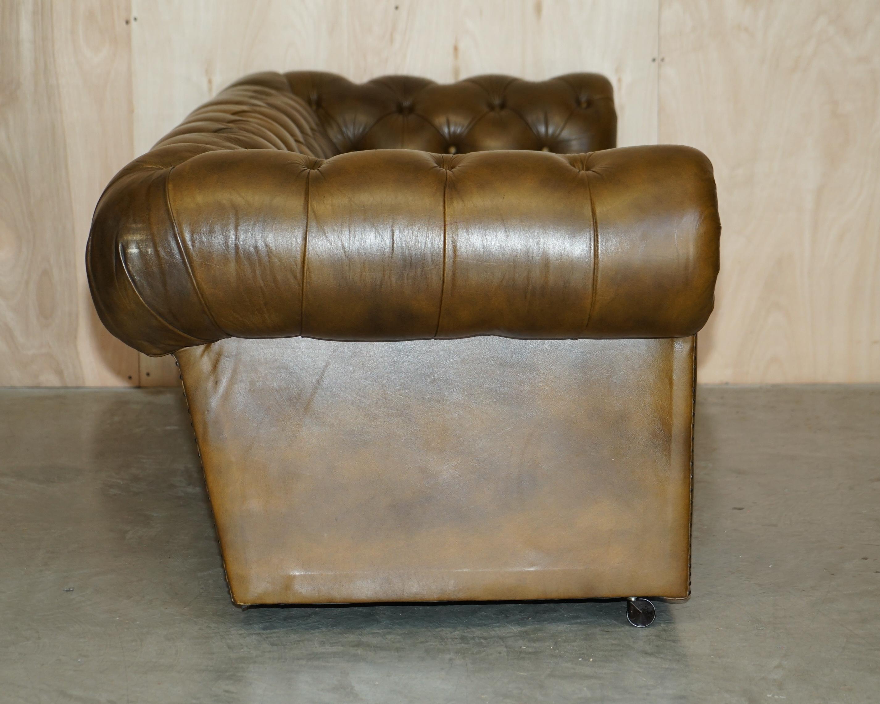 Vintage Chesterfield Club Sofá de 3 Piezas y Pareja de Sillones Suite Cuero Verde en venta 1