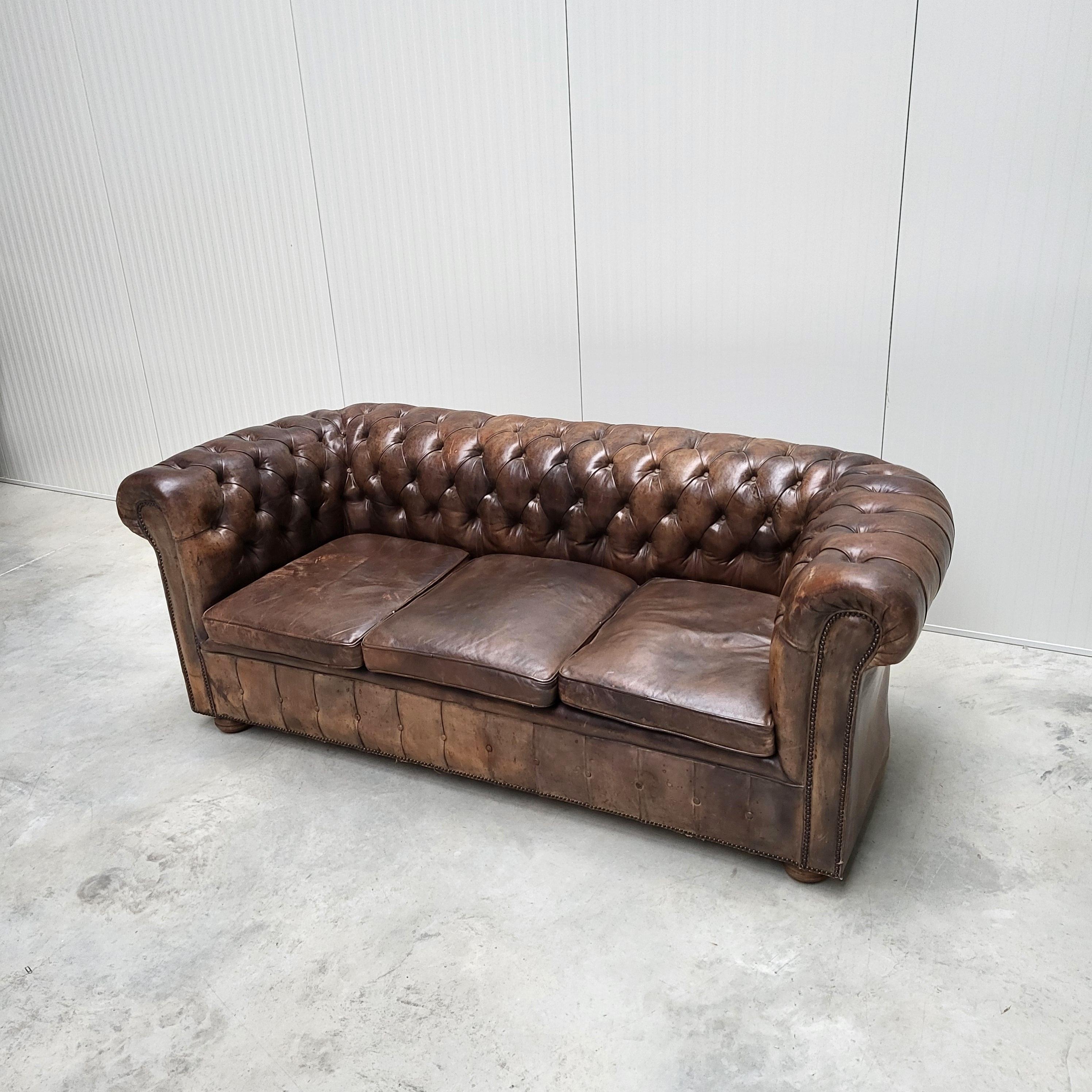 Vintage Chesterfield sofa original hand made in England with an amazing patina.
The piece comes with a very thick hand dyed leather! All buttoms and leather parts were made
by hand.

A hand crafted masterpiece!

The sofa is overall in a very good