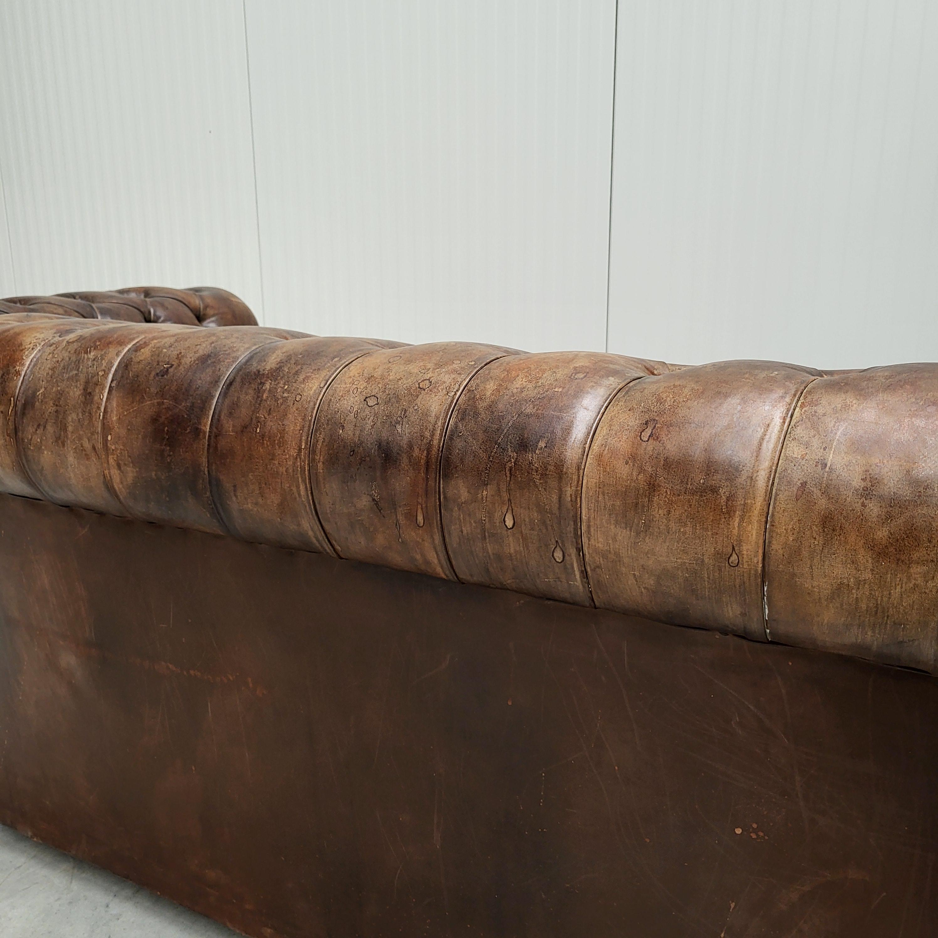 Cuir Canapé Chesterfield Club teint à la main, Angleterre, années 1960 en vente