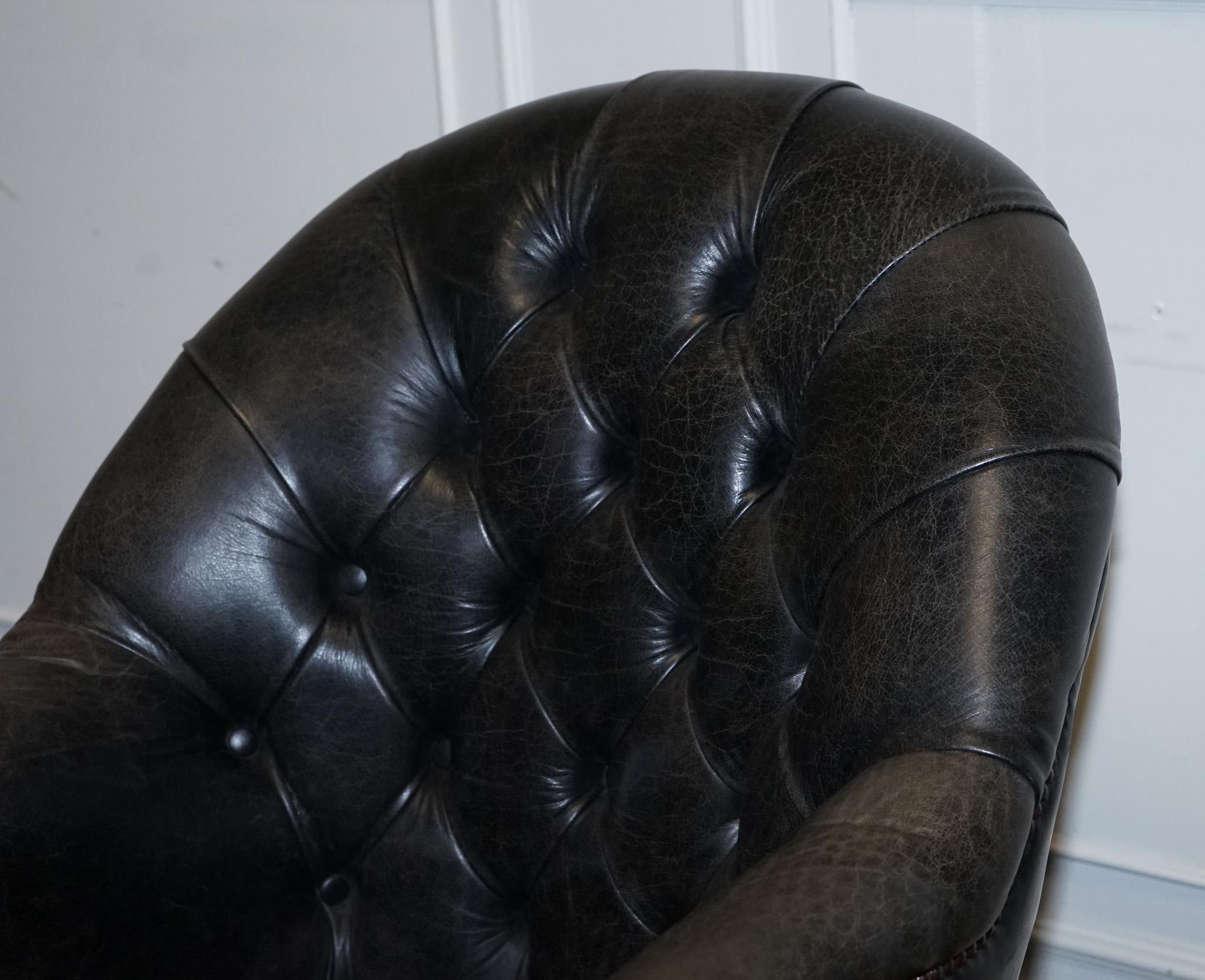 Chesterfield vintage in pelle scura invecchiata grigia, con cappuccio a tracolla per direttori. in vendita 3