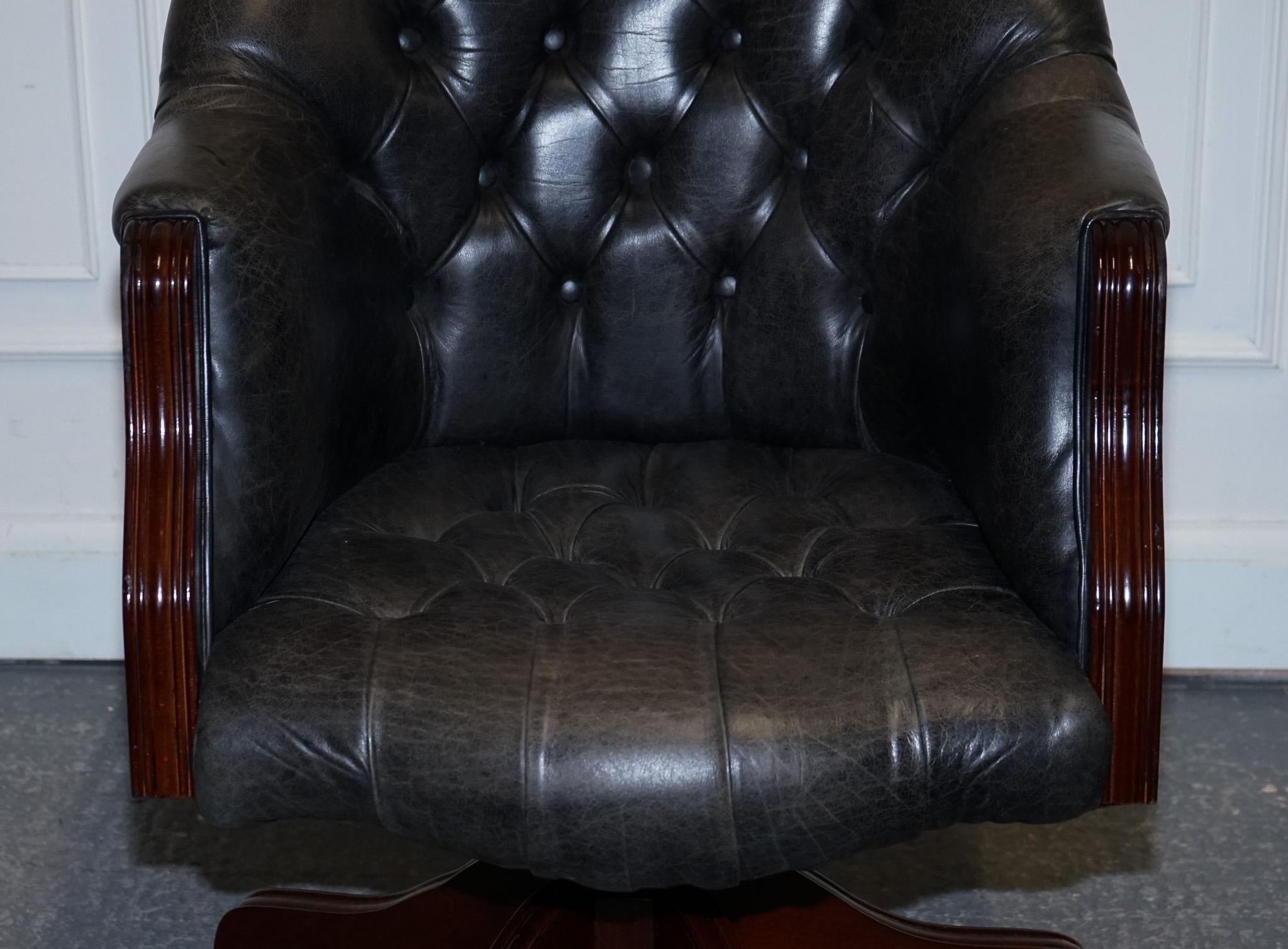 Chesterfield vintage in pelle scura invecchiata grigia, con cappuccio a tracolla per direttori. in vendita 4