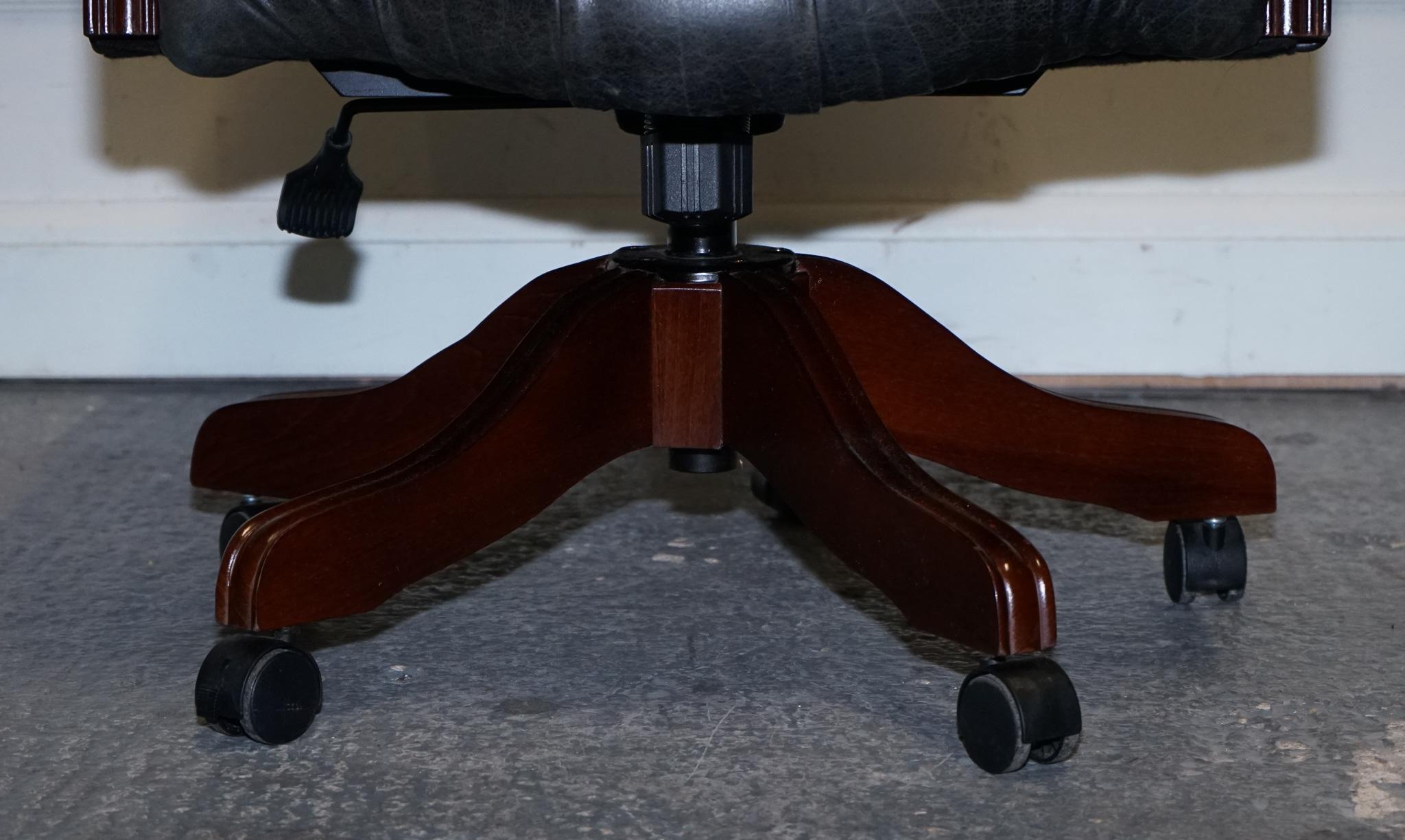 Chesterfield vintage in pelle scura invecchiata grigia, con cappuccio a tracolla per direttori. in vendita 5