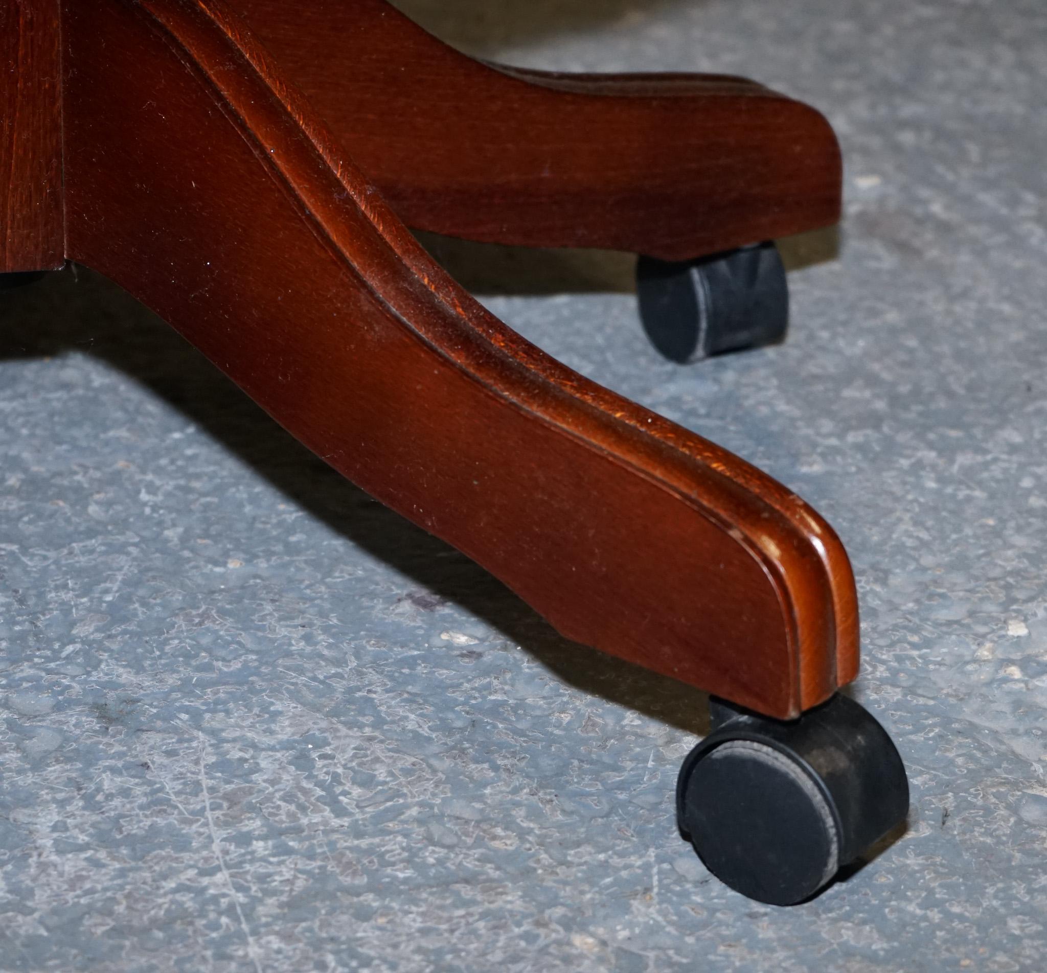 Chesterfield vintage in pelle scura invecchiata grigia, con cappuccio a tracolla per direttori. in vendita 7