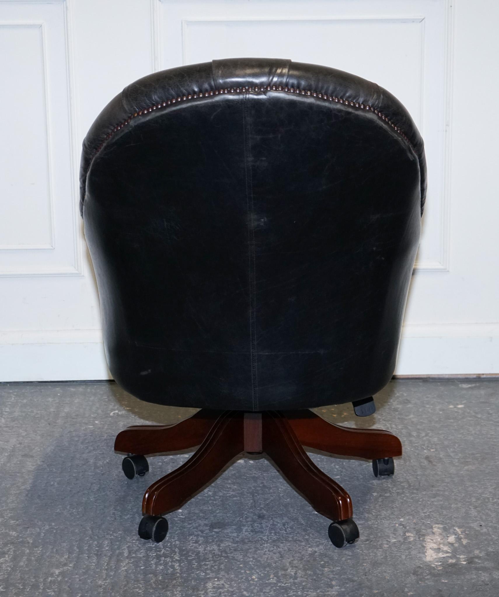 Chesterfield vintage in pelle scura invecchiata grigia, con cappuccio a tracolla per direttori. in vendita 8