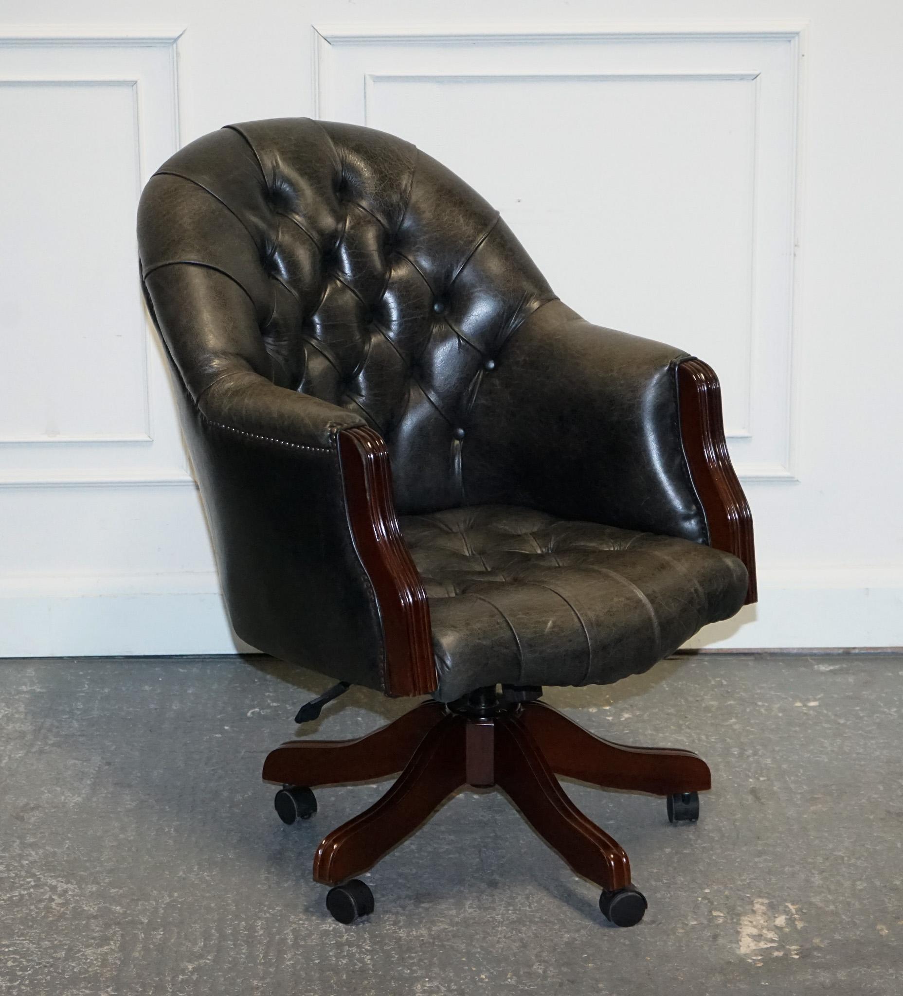Antiquariato di Londra



Siamo lieti di offrire in vendita questa sedia da capitano girevole Chesterfield vintage in pelle grigio scuro.

 Una straordinaria incarnazione di un'eleganza senza tempo e di un design classico. Rivestito in lussuosa