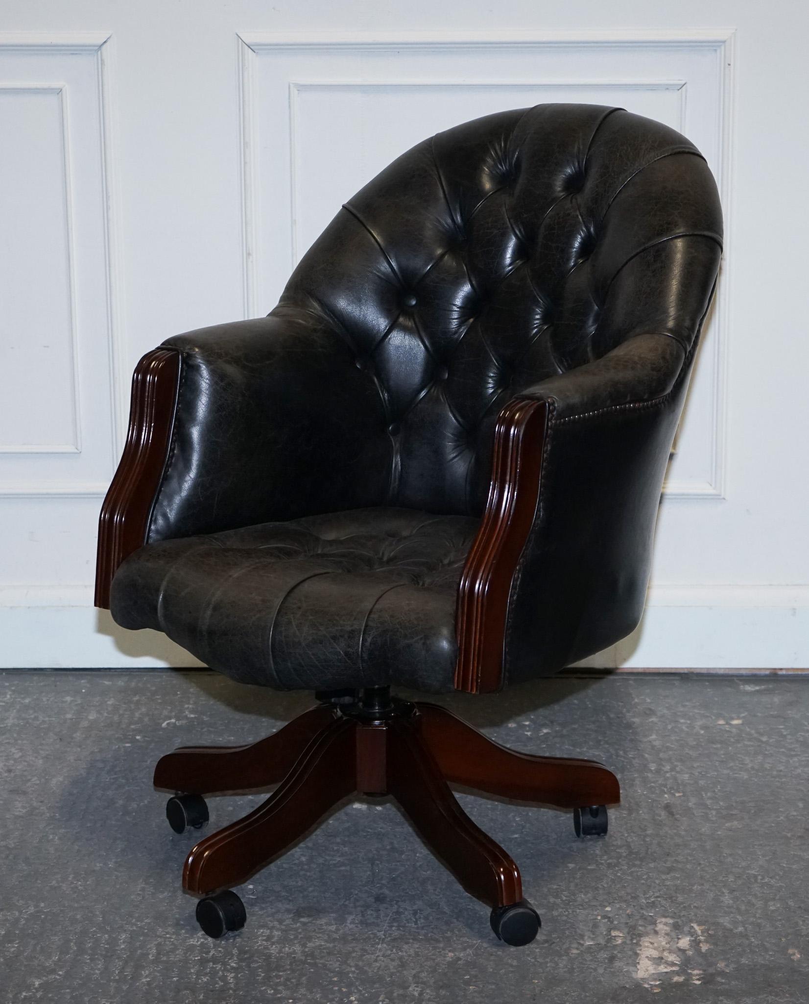 Britannico Chesterfield vintage in pelle scura invecchiata grigia, con cappuccio a tracolla per direttori. in vendita
