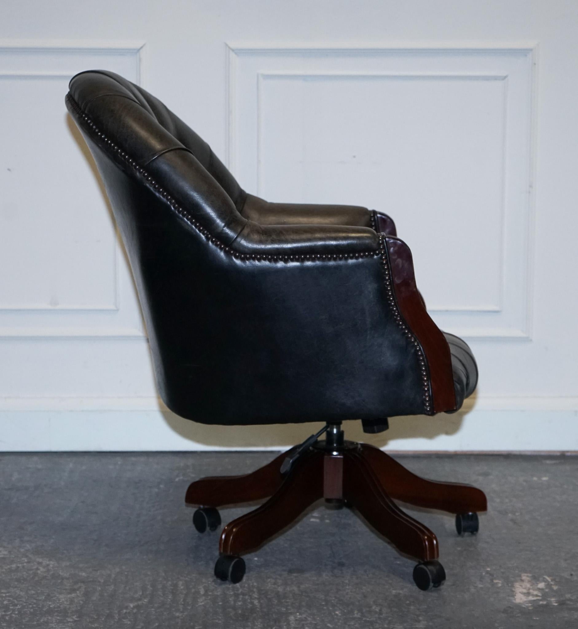 Fatto a mano Chesterfield vintage in pelle scura invecchiata grigia, con cappuccio a tracolla per direttori. in vendita