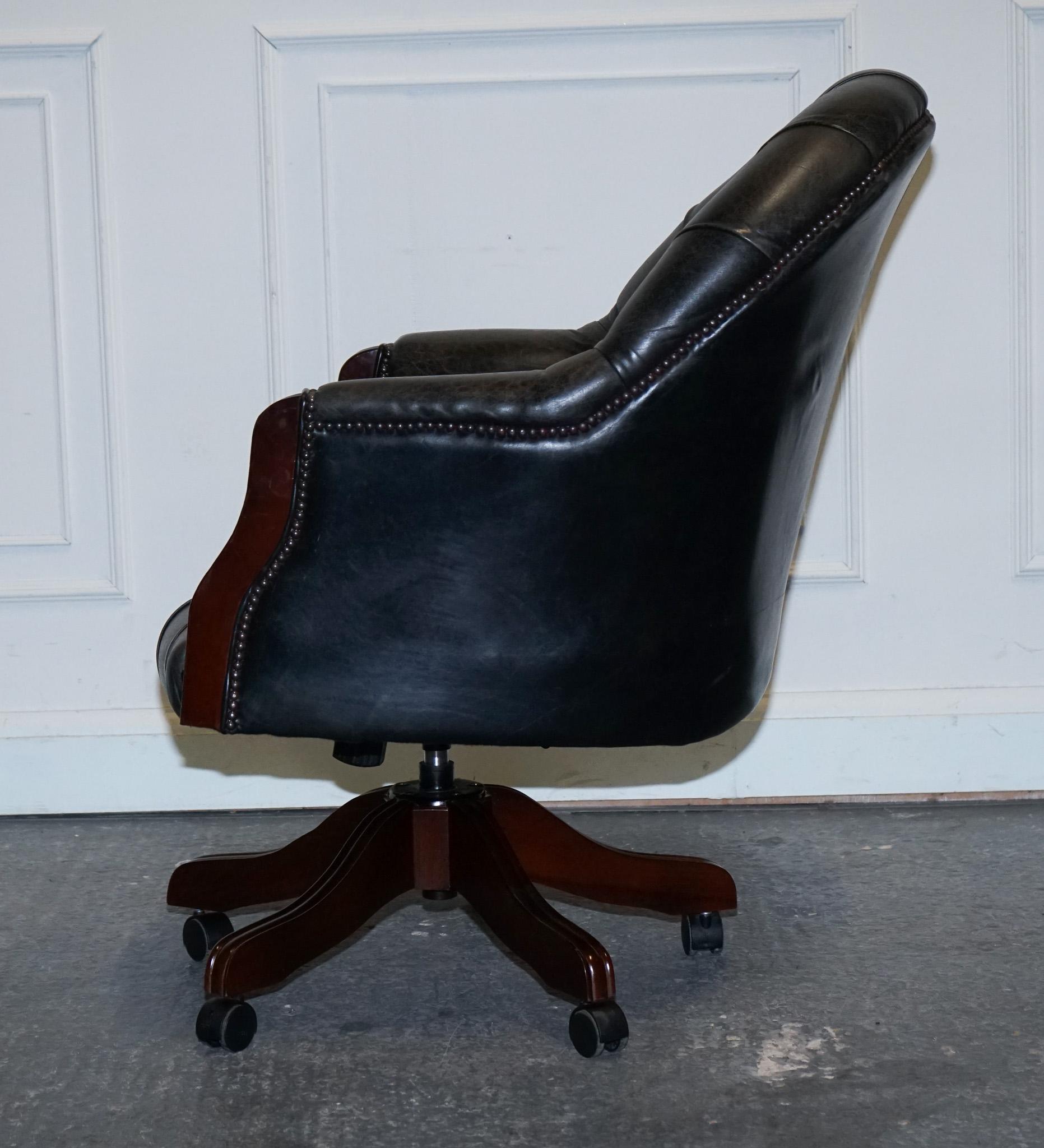 Chesterfield vintage in pelle scura invecchiata grigia, con cappuccio a tracolla per direttori. In condizioni buone in vendita a Pulborough, GB
