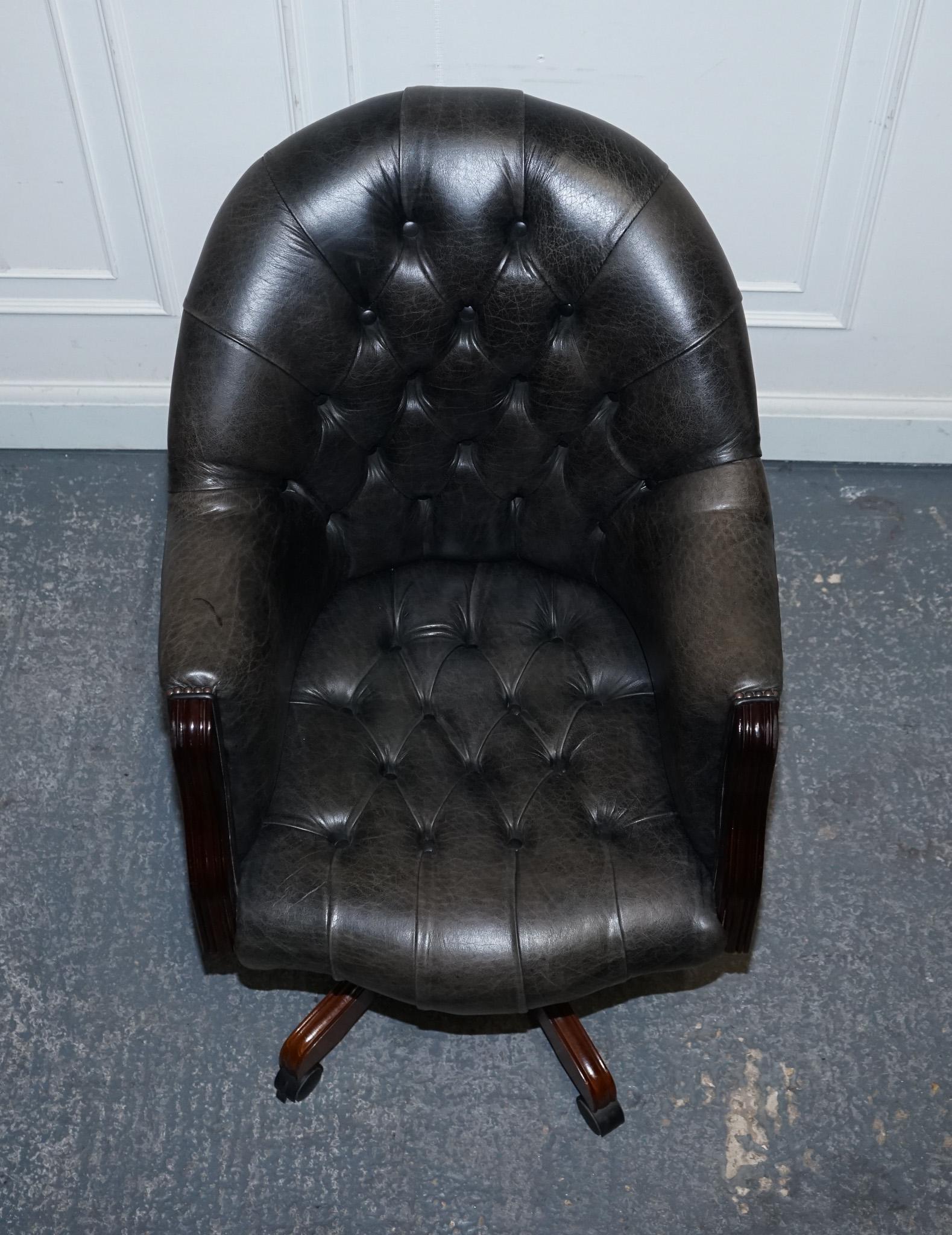 XX secolo Chesterfield vintage in pelle scura invecchiata grigia, con cappuccio a tracolla per direttori. in vendita