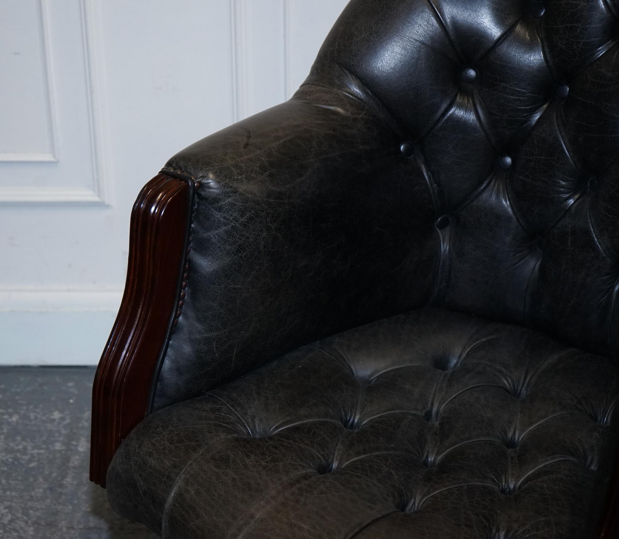 Chesterfield vintage in pelle scura invecchiata grigia, con cappuccio a tracolla per direttori. in vendita 1