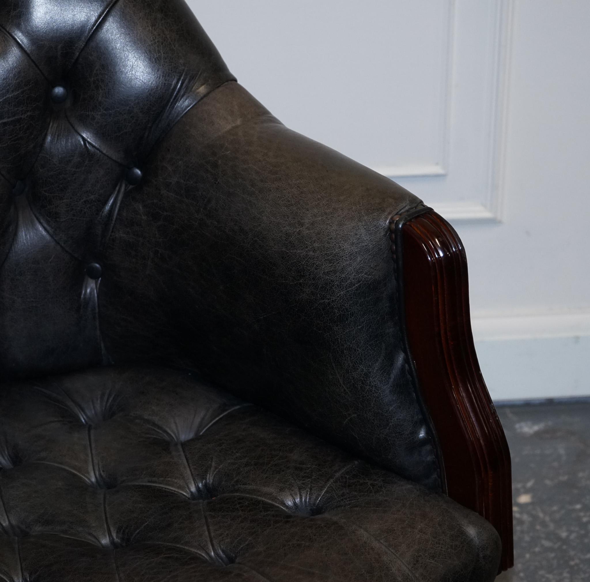 Chesterfield vintage in pelle scura invecchiata grigia, con cappuccio a tracolla per direttori. in vendita 2