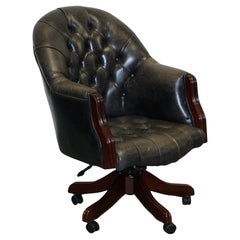 Chesterfield vintage in pelle scura invecchiata grigia, con cappuccio a tracolla per direttori.