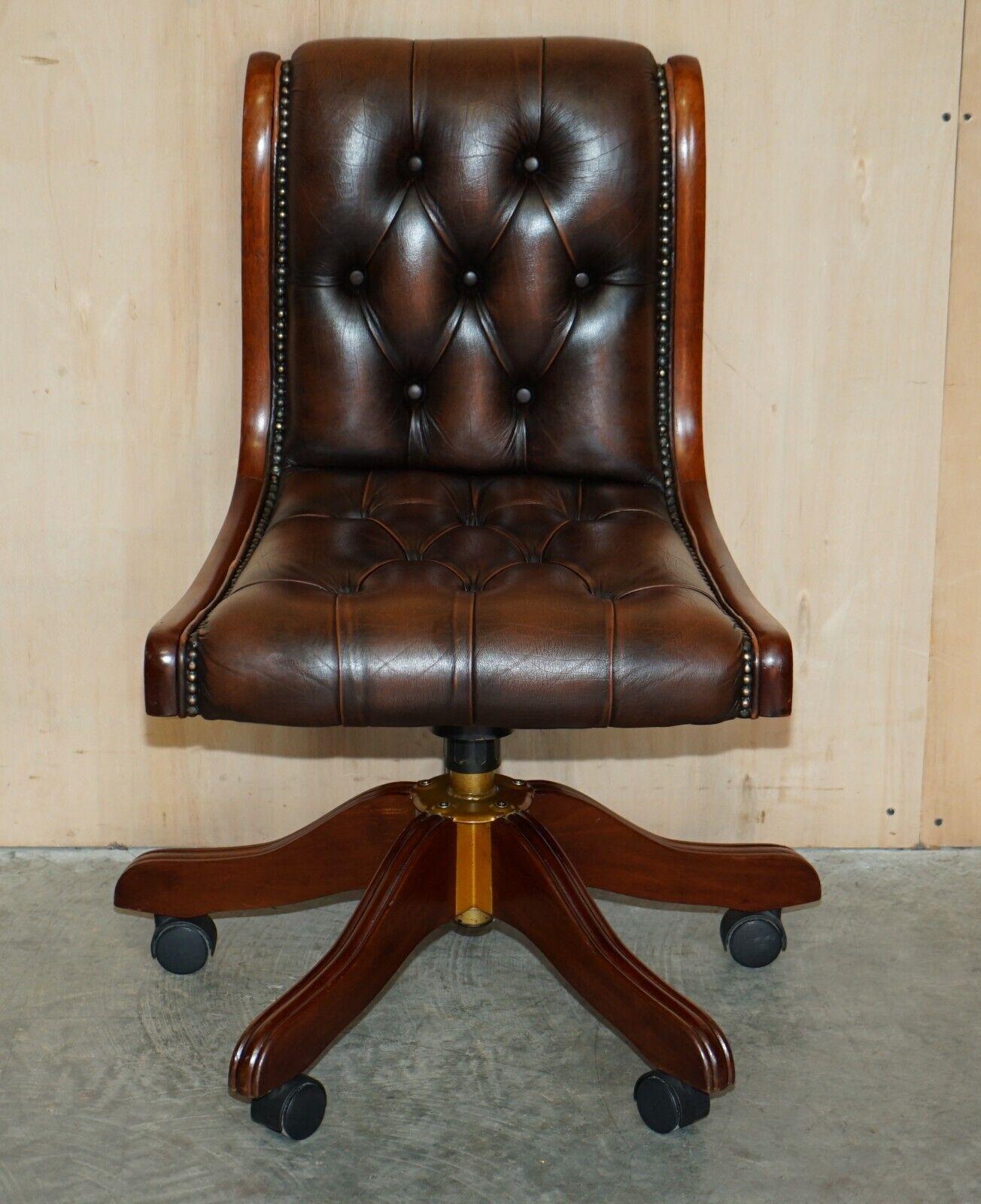 Here we have for sale a lovely vintage leather and mahogany framed Chesterfield desk chair.

This stunning chair is the perfect size for knee hole desks as slightly smaller than regular desk chairs.

As you can see from the photographs it is in