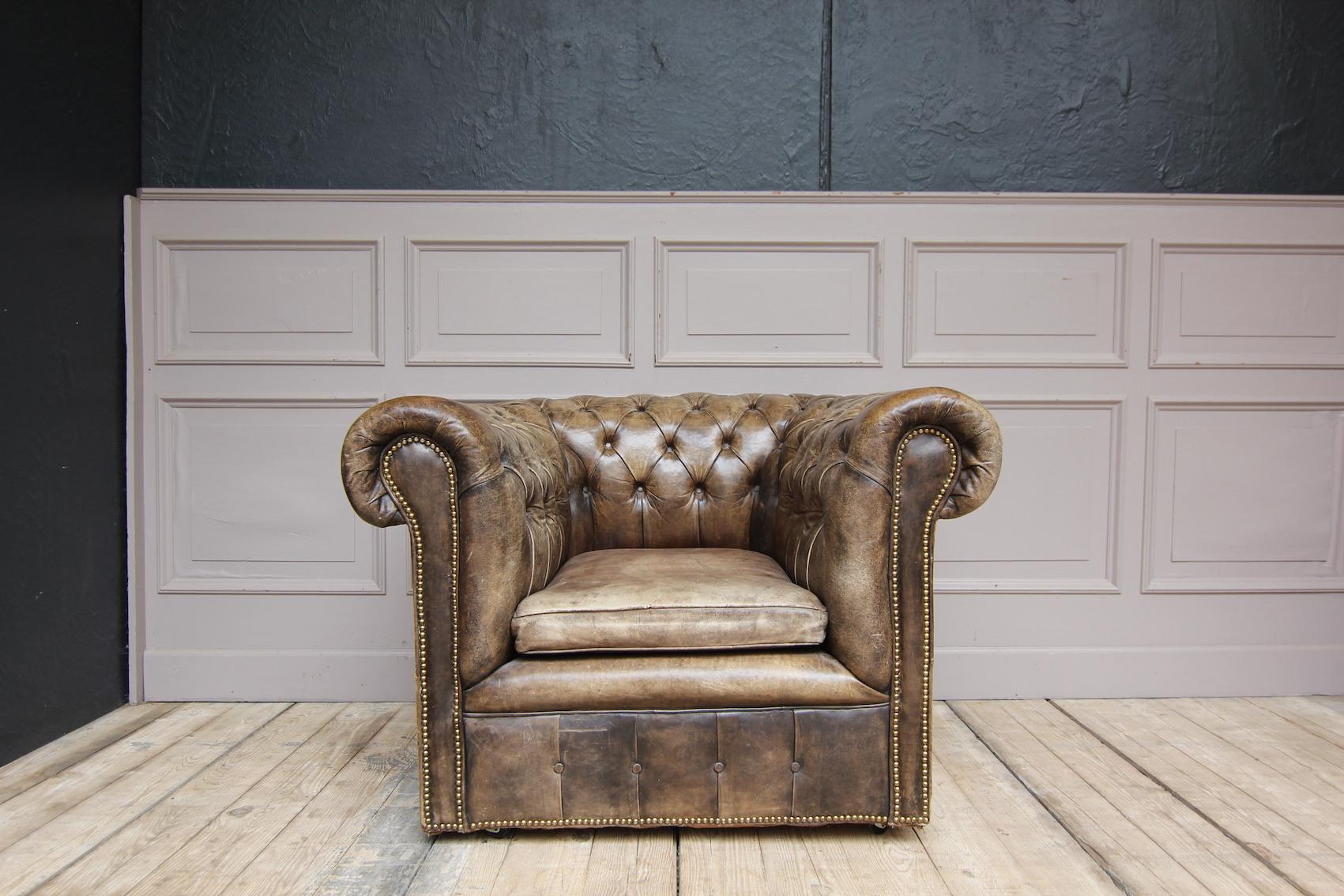 A vintage chesterfield armchair in cowhide with beautiful patina.

Dimensions: 76 cm high, 110 cm wide, 95 cm deep; seat height: 40 cm.