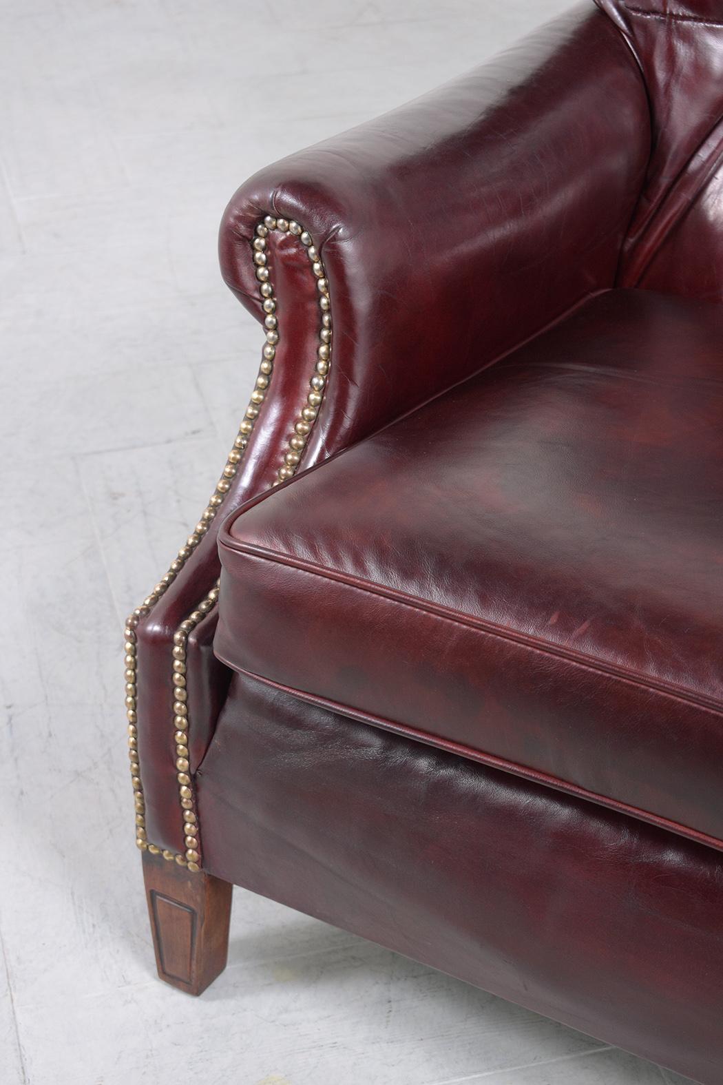 Fauteuil de salon anglais ancien Chesterfield : Design touffeté en cuir rouge Cordovan en vente 4