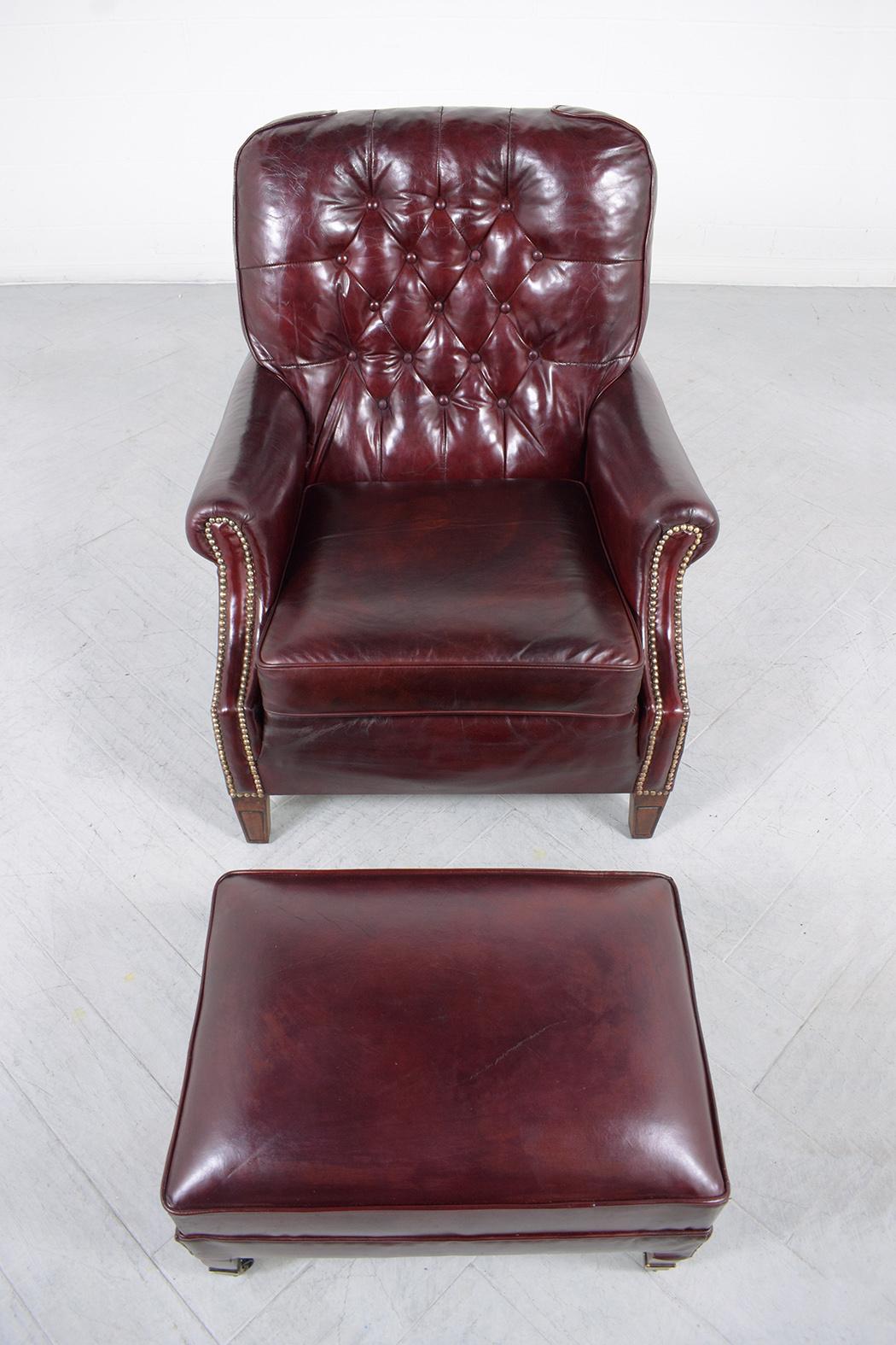 Anglais Fauteuil de salon anglais ancien Chesterfield : Design touffeté en cuir rouge Cordovan en vente