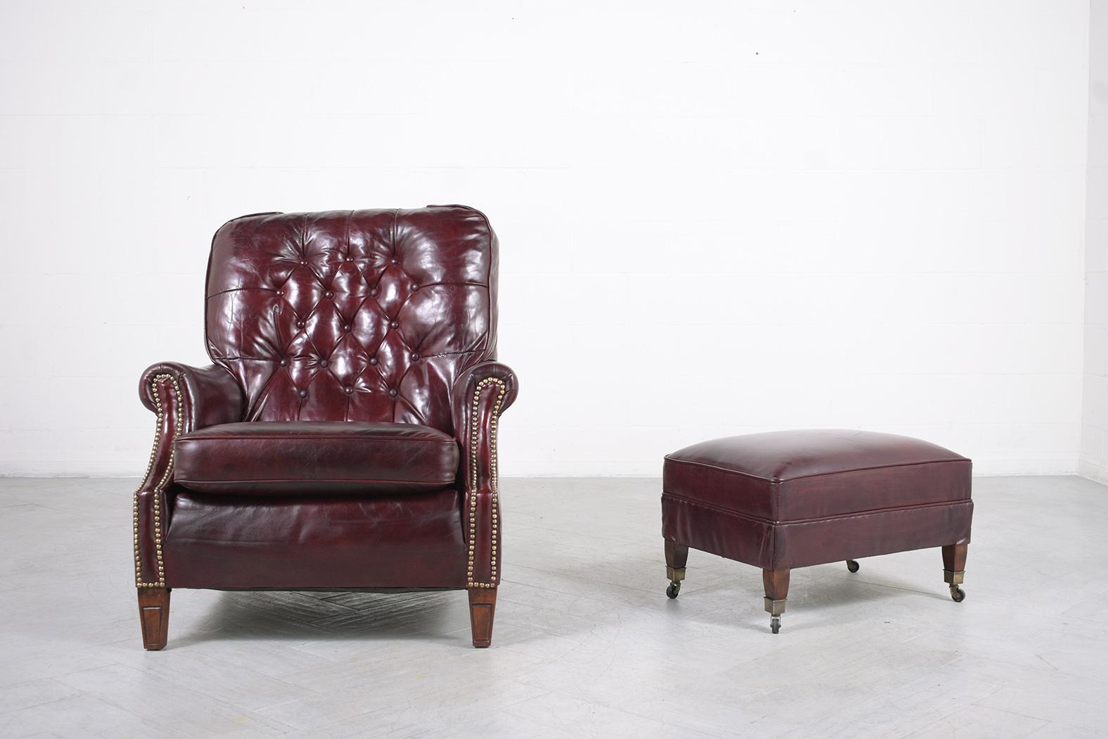 Tauchen Sie ein in die Opulenz der frühen 1900er Jahre mit unserem antiken englischen Chesterfield Lounge Chair, meisterhaft handgefertigt aus hochwertigem Leder und sorgfältig restauriert von unserem Team von erfahrenen Handwerkern. Dieser Stuhl